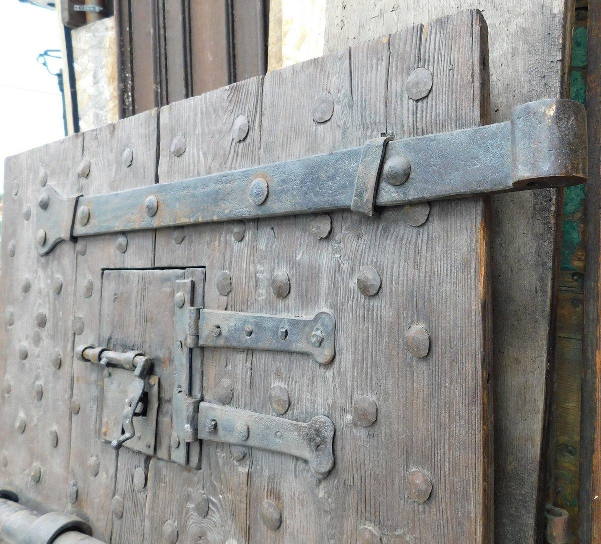 Porta di prigione in legno con borchie e serrature originali, Italia In condizioni buone in vendita a Cuneo, Italy (CN)