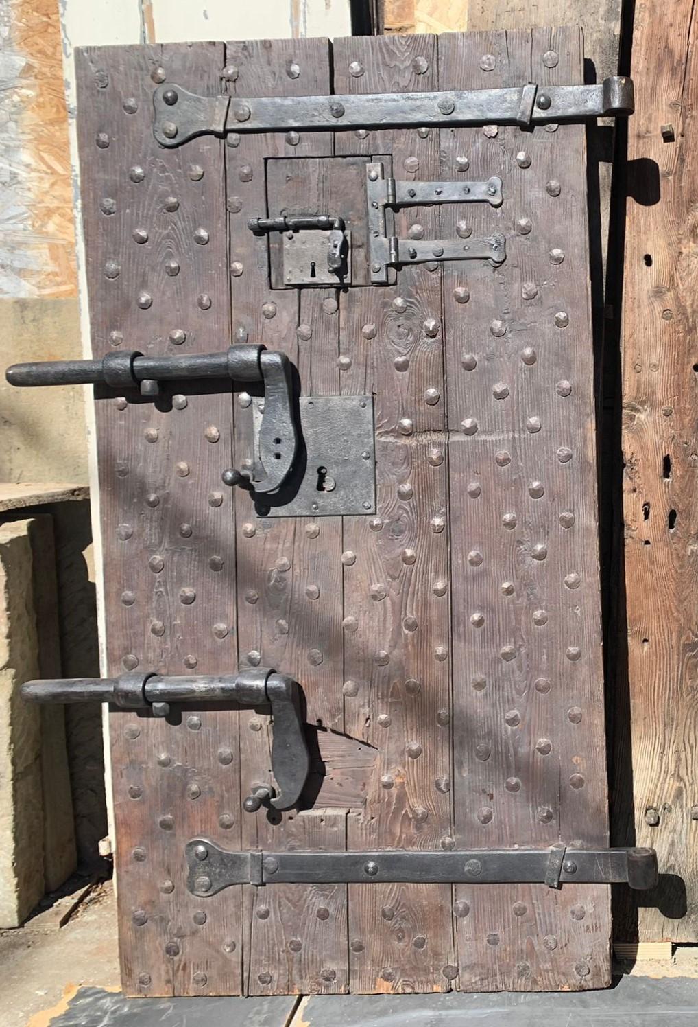 XIX secolo Porta di prigione in legno con borchie e serrature originali, Italia in vendita