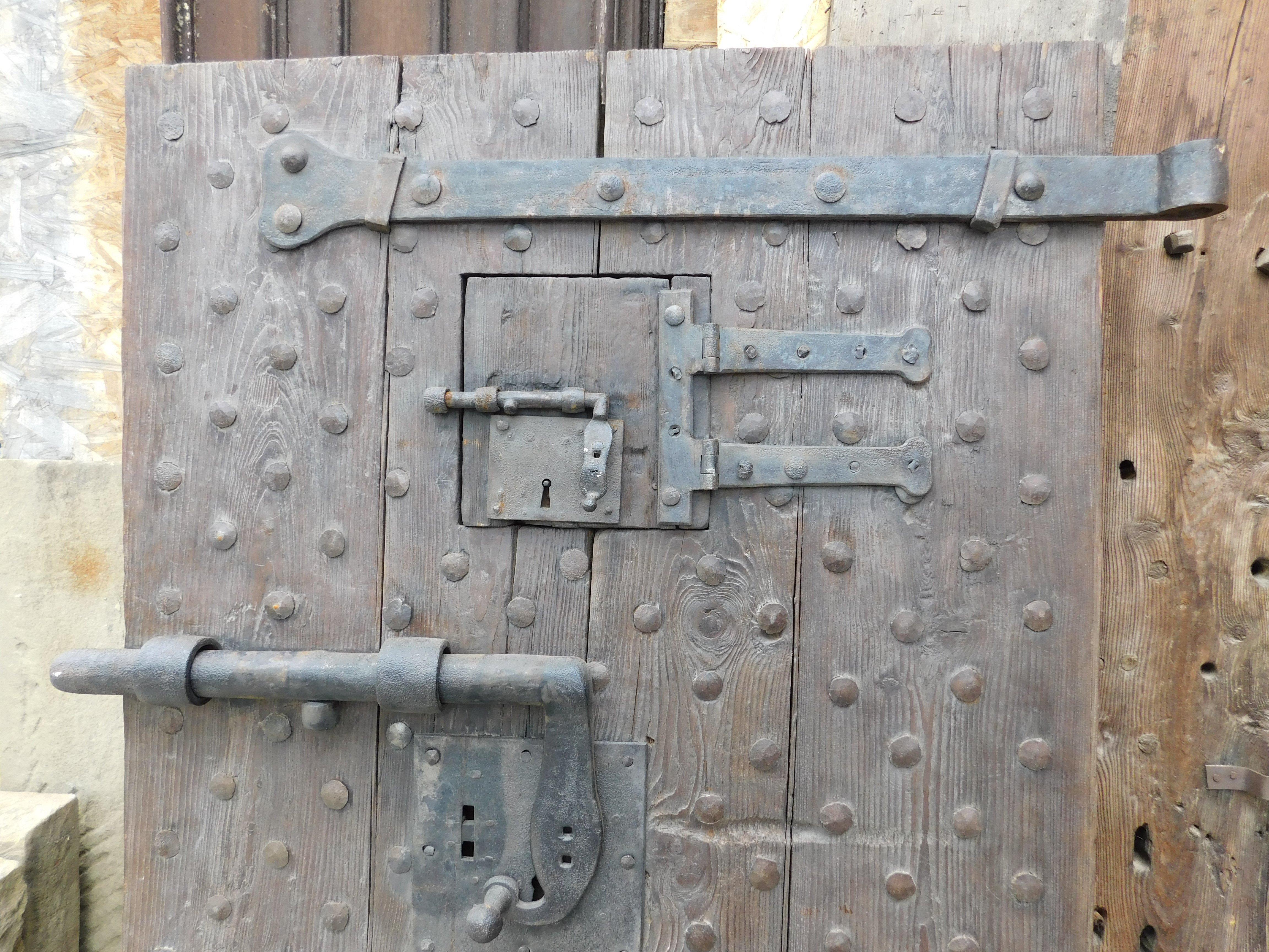 Castagno Porta di prigione in legno con borchie e serrature originali, Italia in vendita