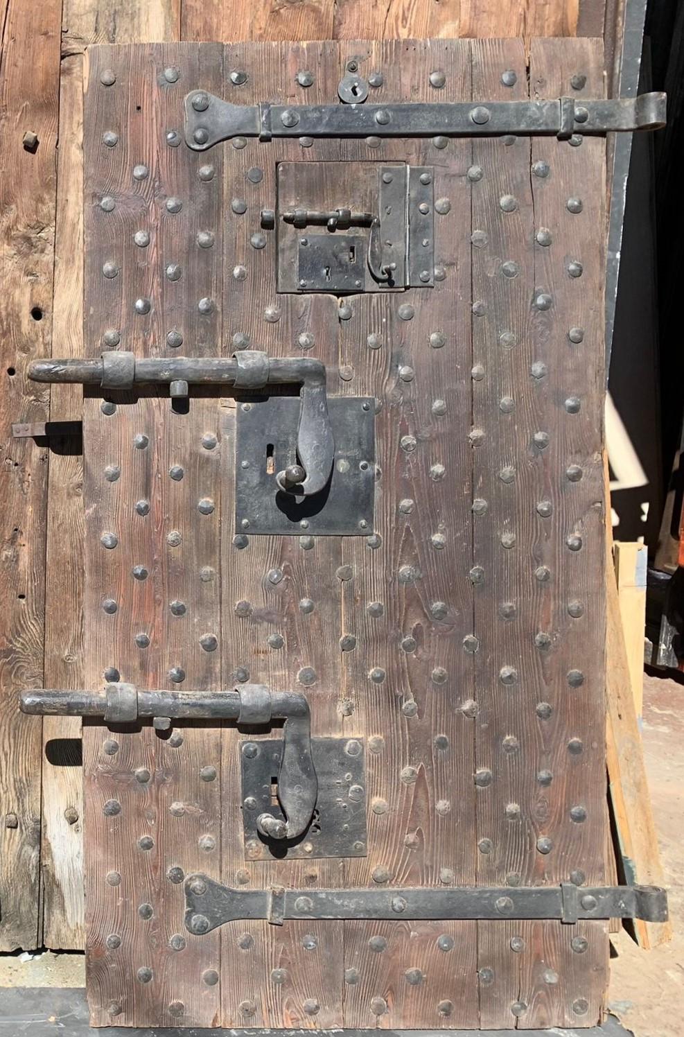 Porte de prison avec clous et serrures d'origine, Italie en vente 1