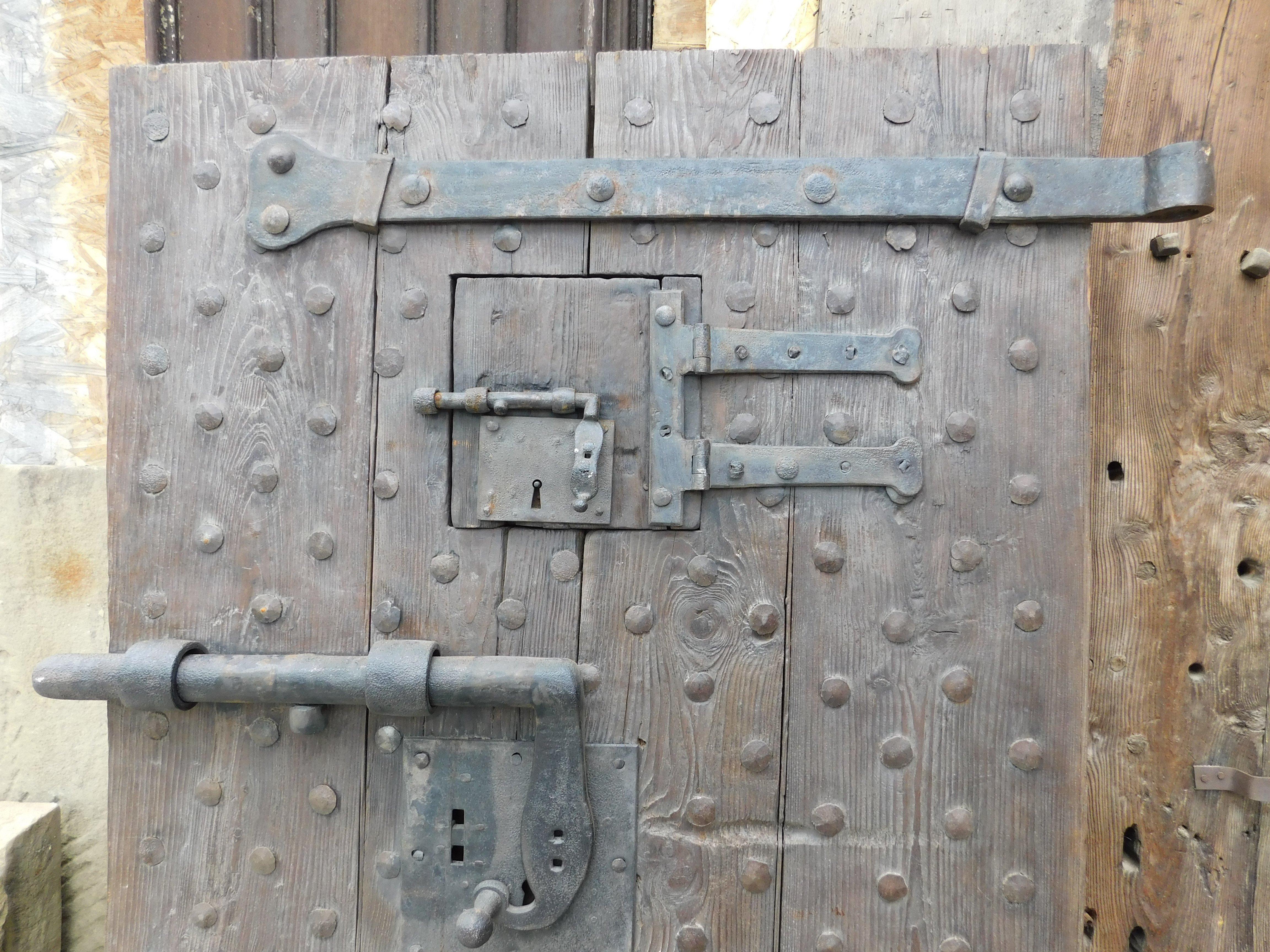 Porta di prigione in legno con borchie e serrature originali, Italia in vendita 1