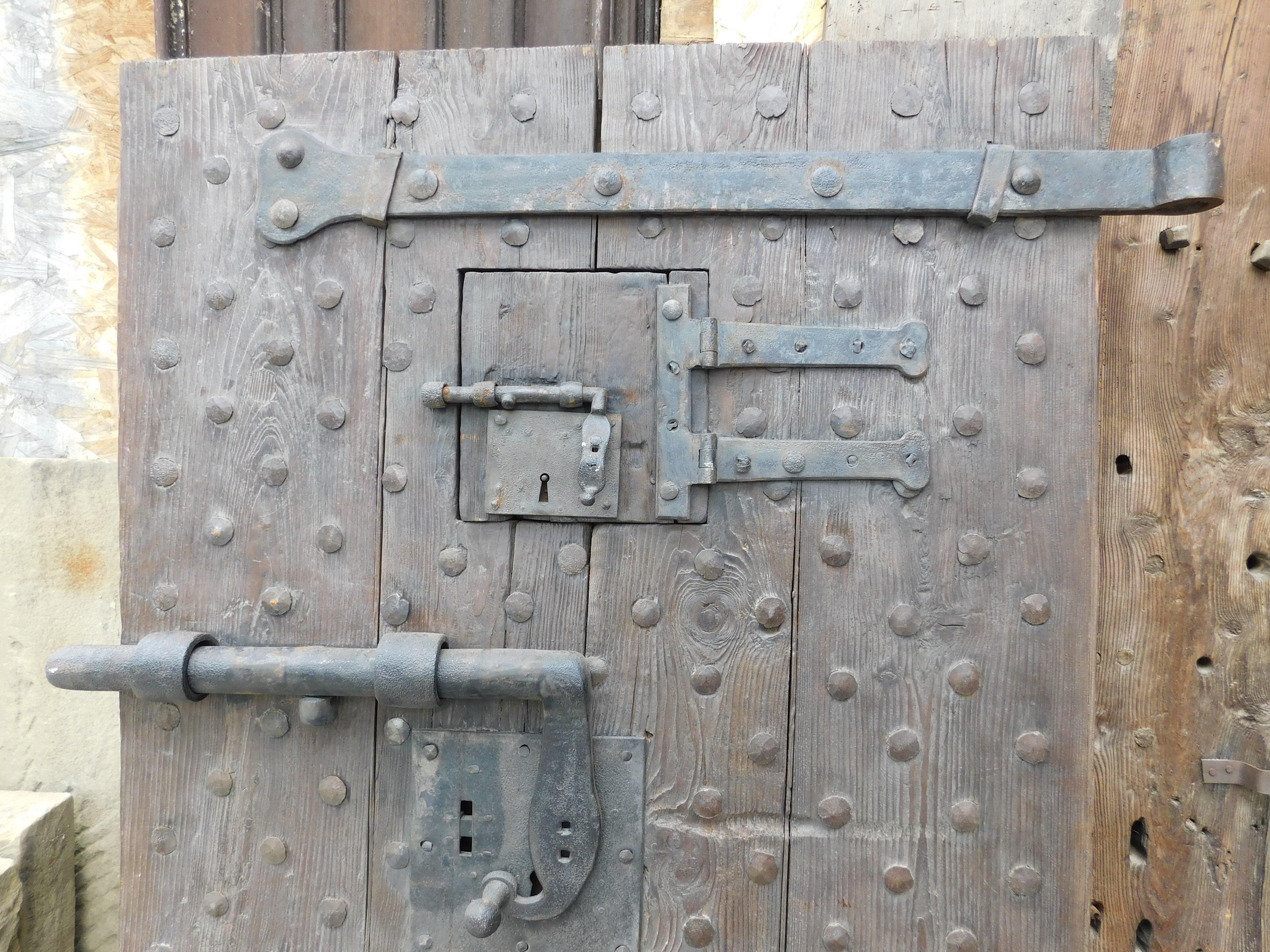 Porta di prigione in legno con borchie e serrature originali, Italia in vendita 2