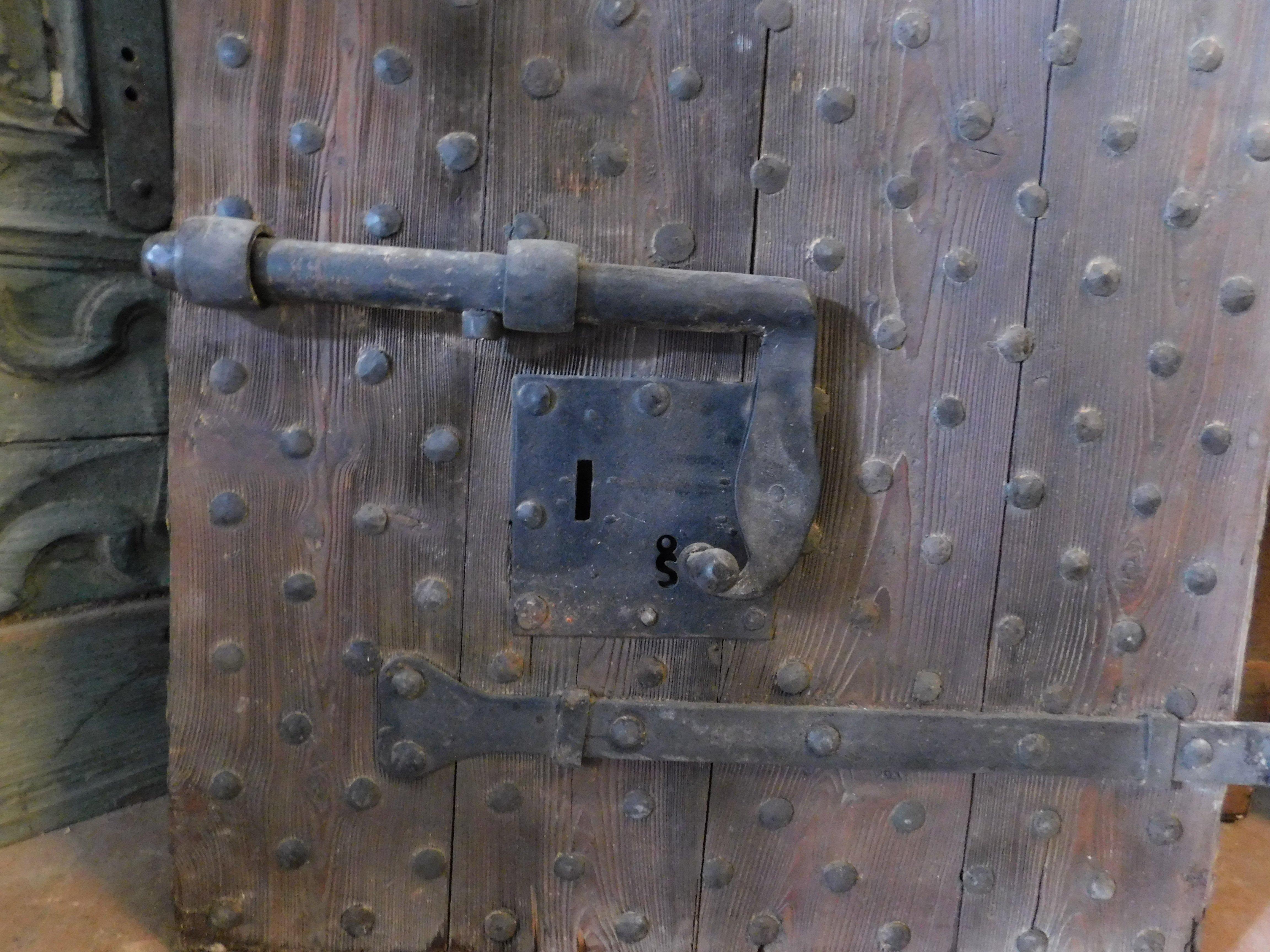 Porte de prison avec clous et serrures d'origine, Italie en vente 3