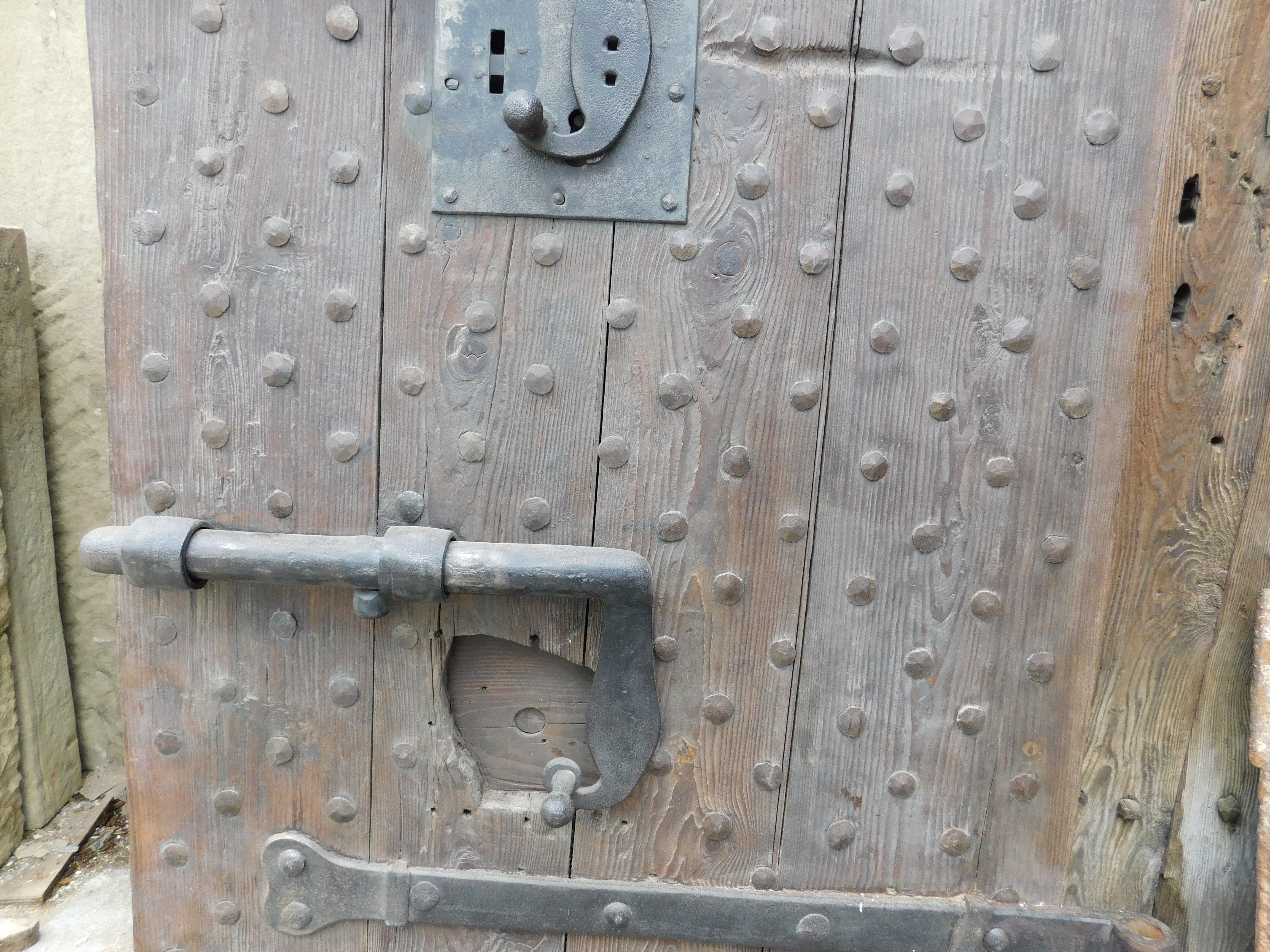 Porta di prigione in legno con borchie e serrature originali, Italia in vendita 3