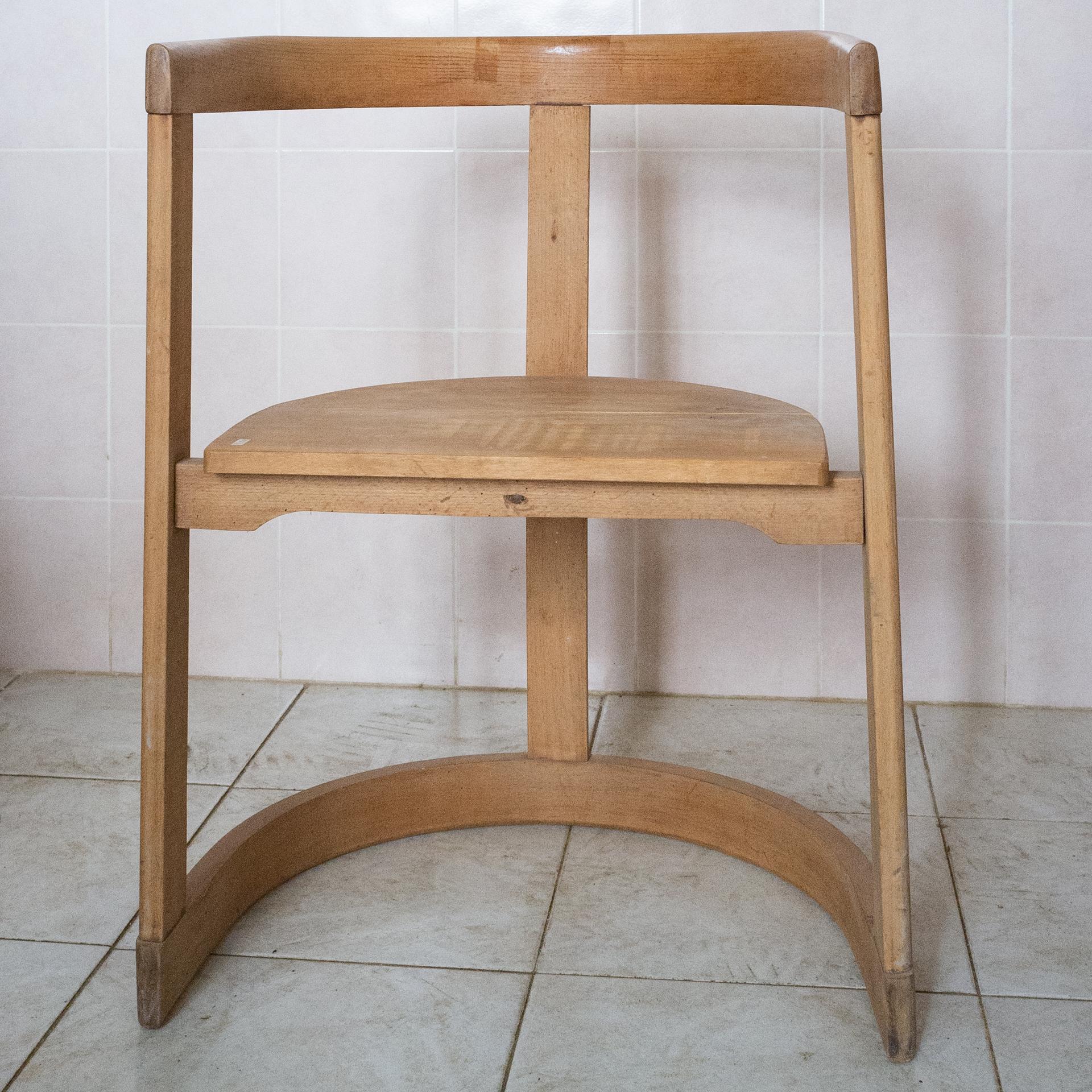 M/1026 - Alter hölzerner Prototyp eines Stuhls, möglicherweise ein berühmter Stuhl. Siehe: Stuhl Catilina, Azucena 1958, von Luigi Caccia Dominioni. Ich habe es vor vielen Jahren in einem alten Lagerhaus in Lombard gefunden. 
Vielleicht ist es der