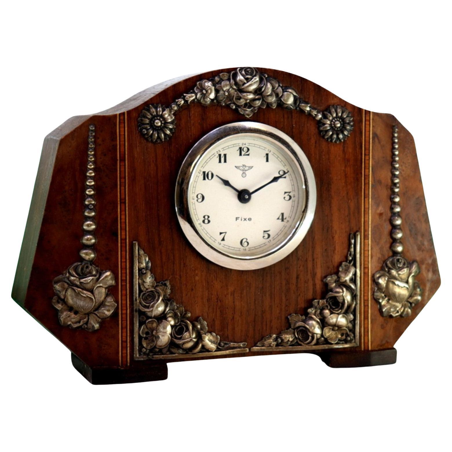 Wooden regulator clock with silver accents 
Fixe central dial For Sale