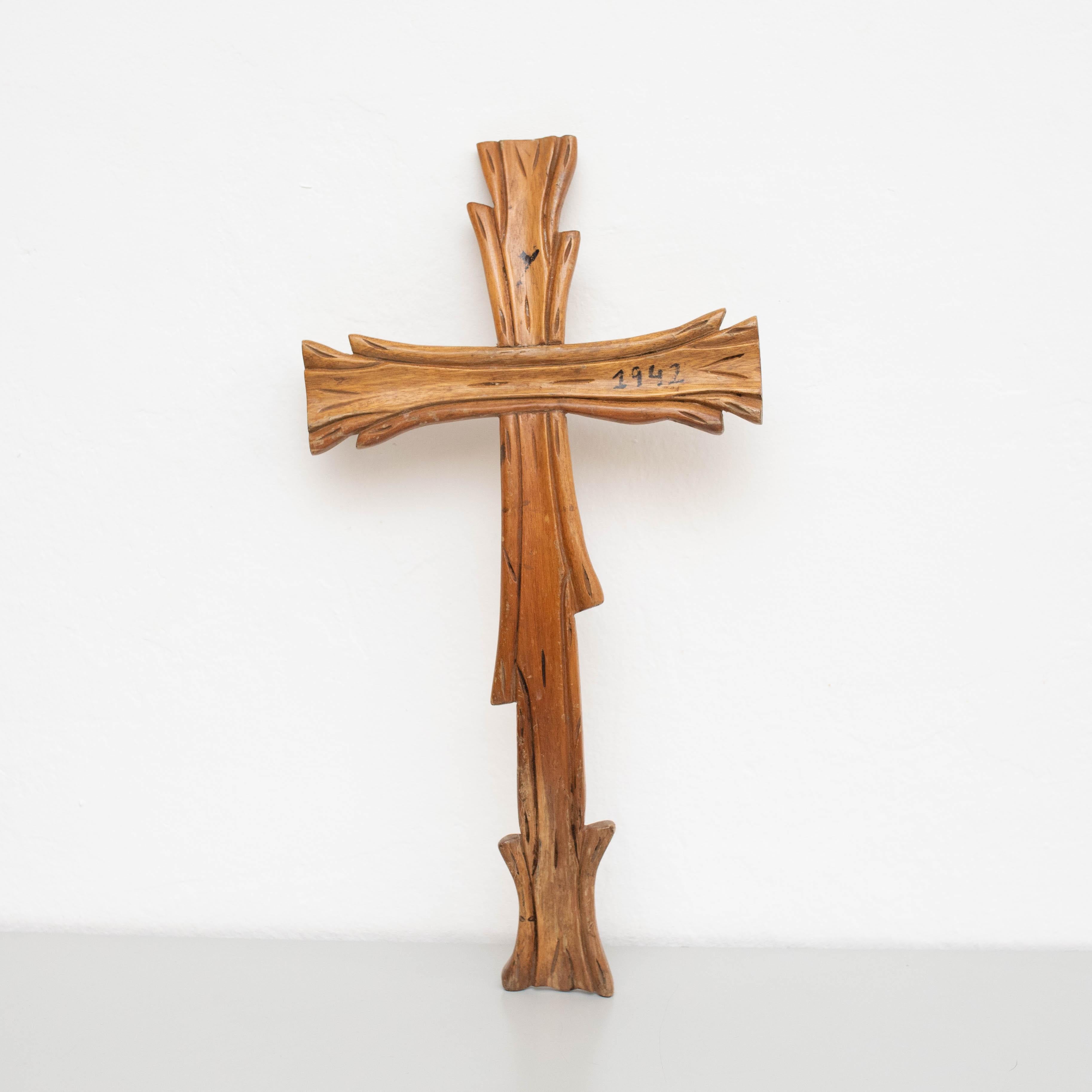 Œuvre d'art traditionnelle de la croix religieuse en bois, vers 1950 en vente 3