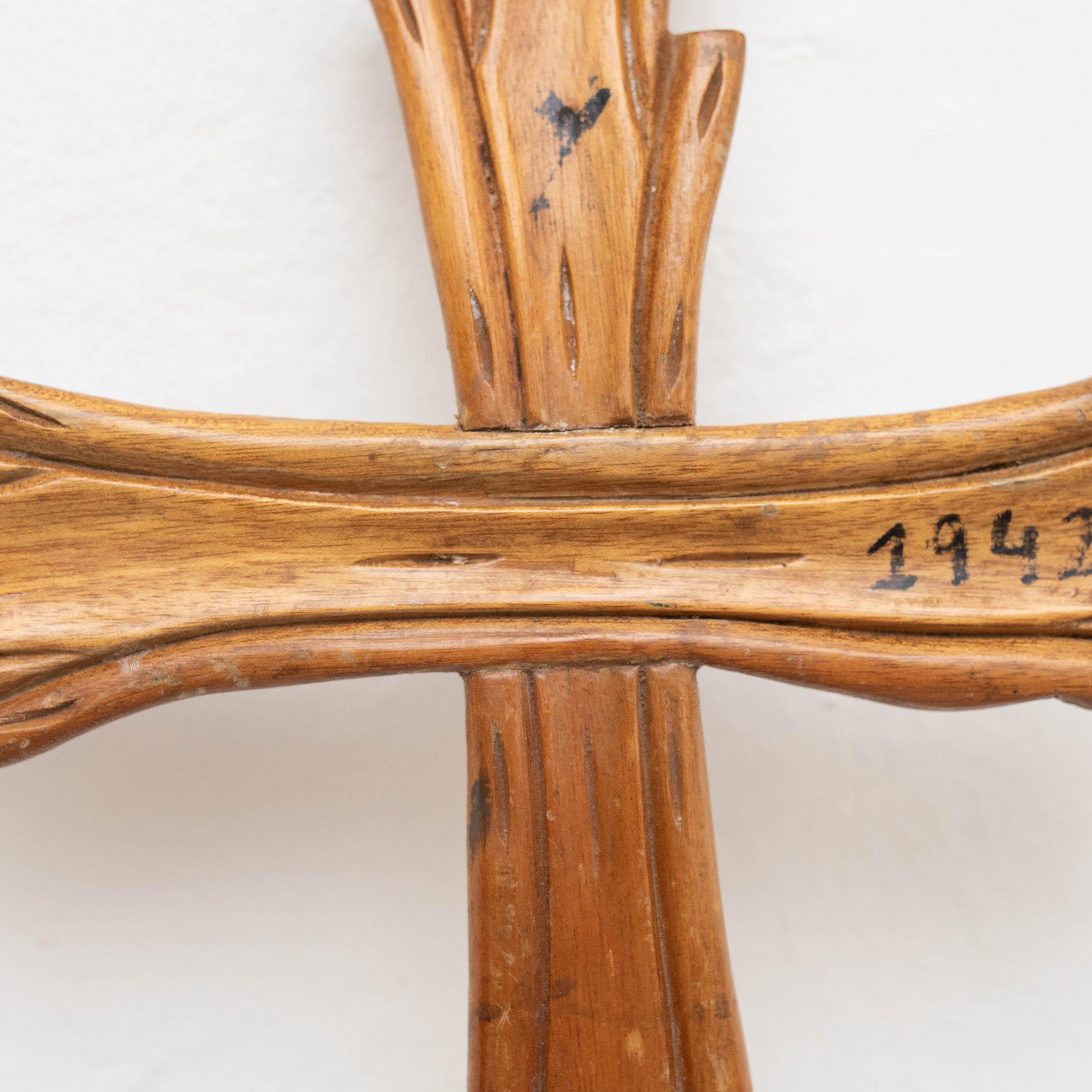 Œuvre d'art traditionnelle de la croix religieuse en bois, vers 1950 en vente 4