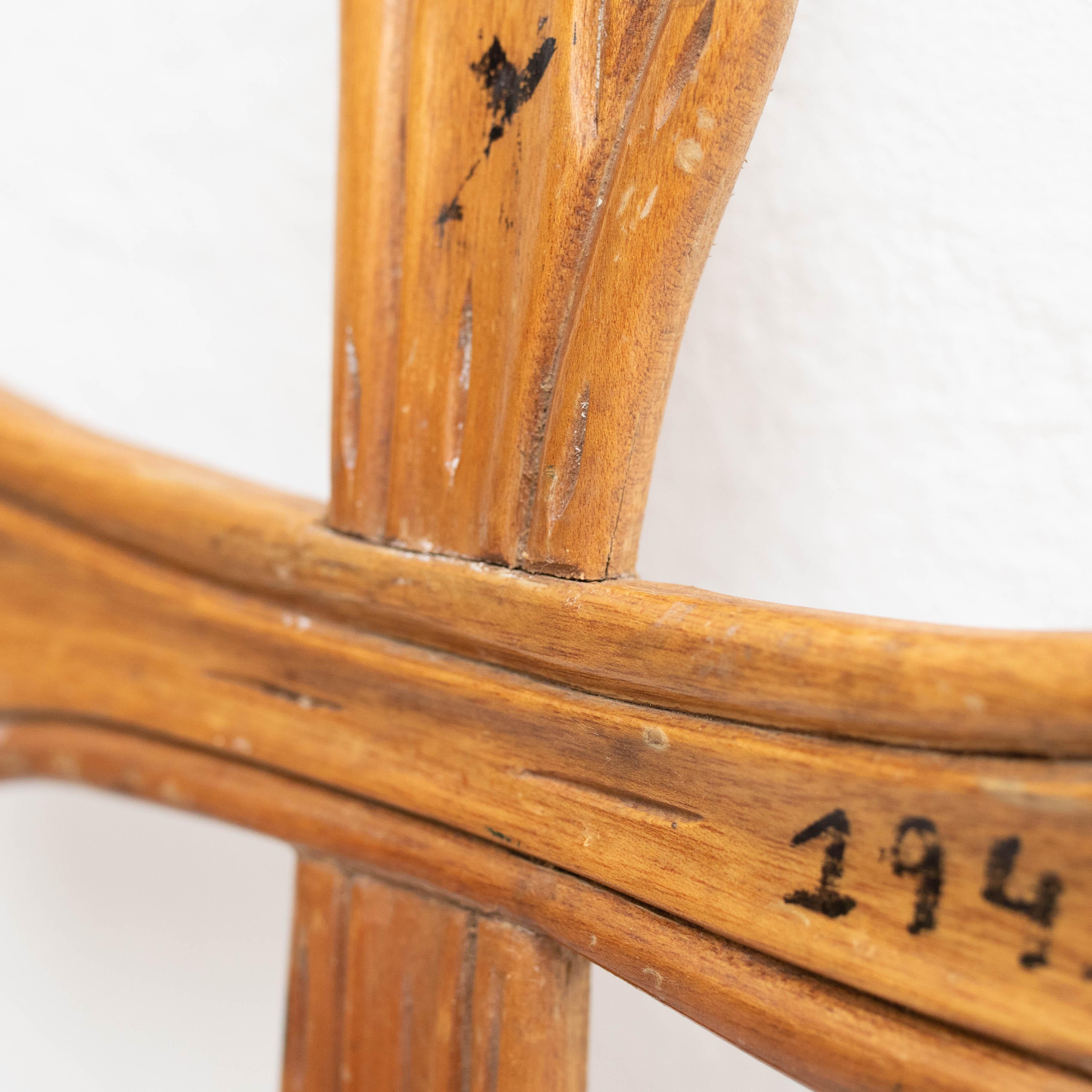 Œuvre d'art traditionnelle de la croix religieuse en bois, vers 1950 en vente 5