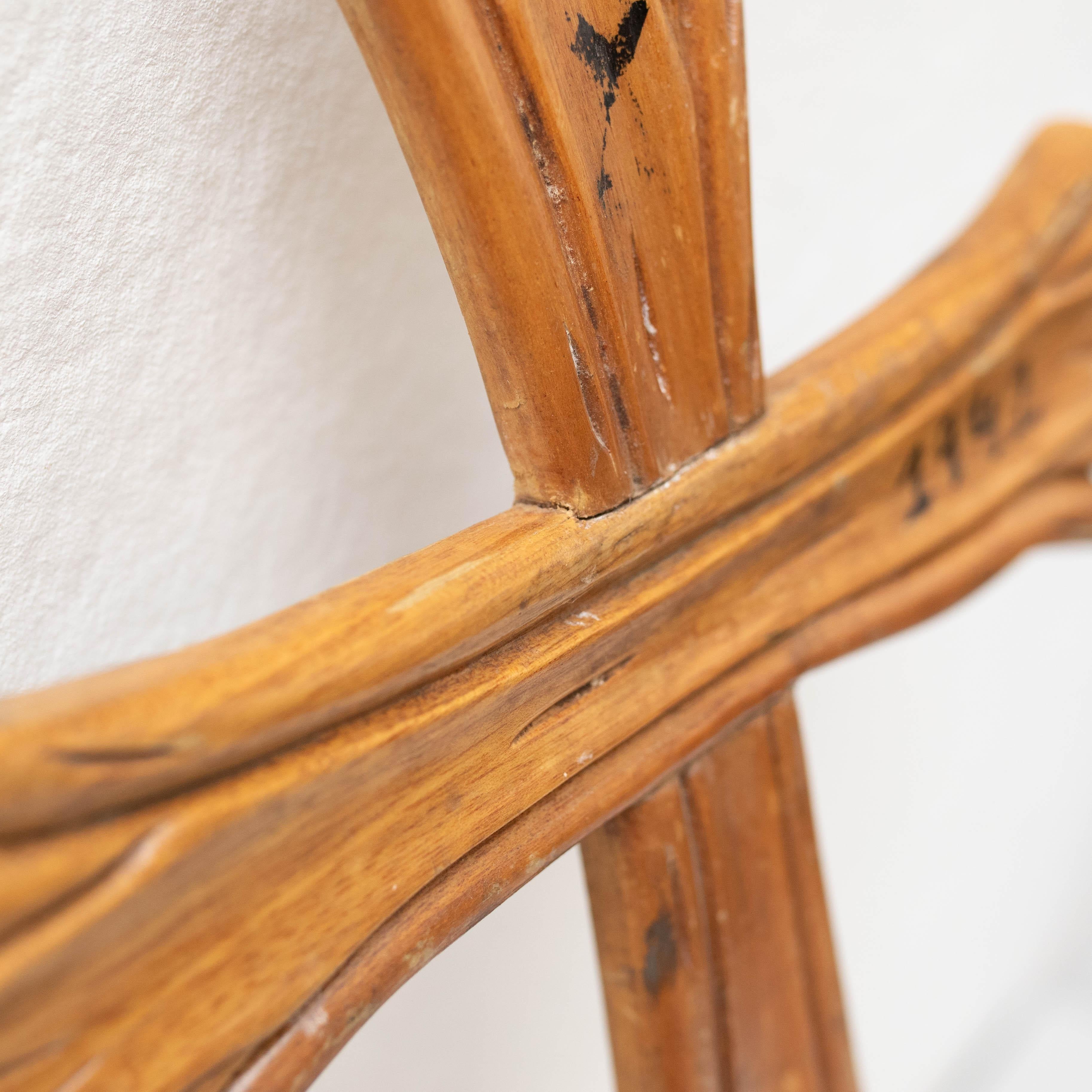 Religiöses Kreuz aus Holz Traditionelles Kunstwerk, um 1950 im Angebot 6