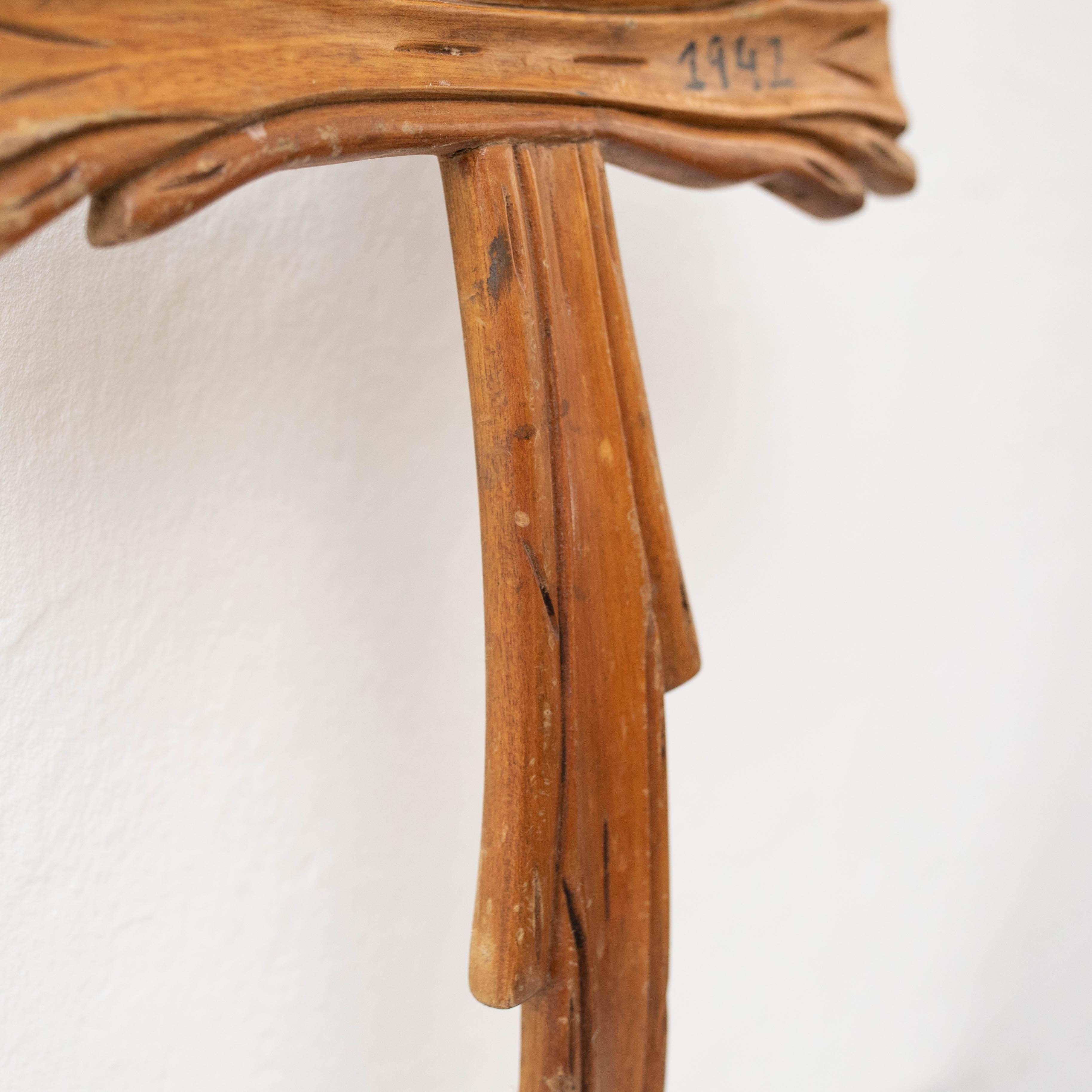 Œuvre d'art traditionnelle de la croix religieuse en bois, vers 1950 en vente 7