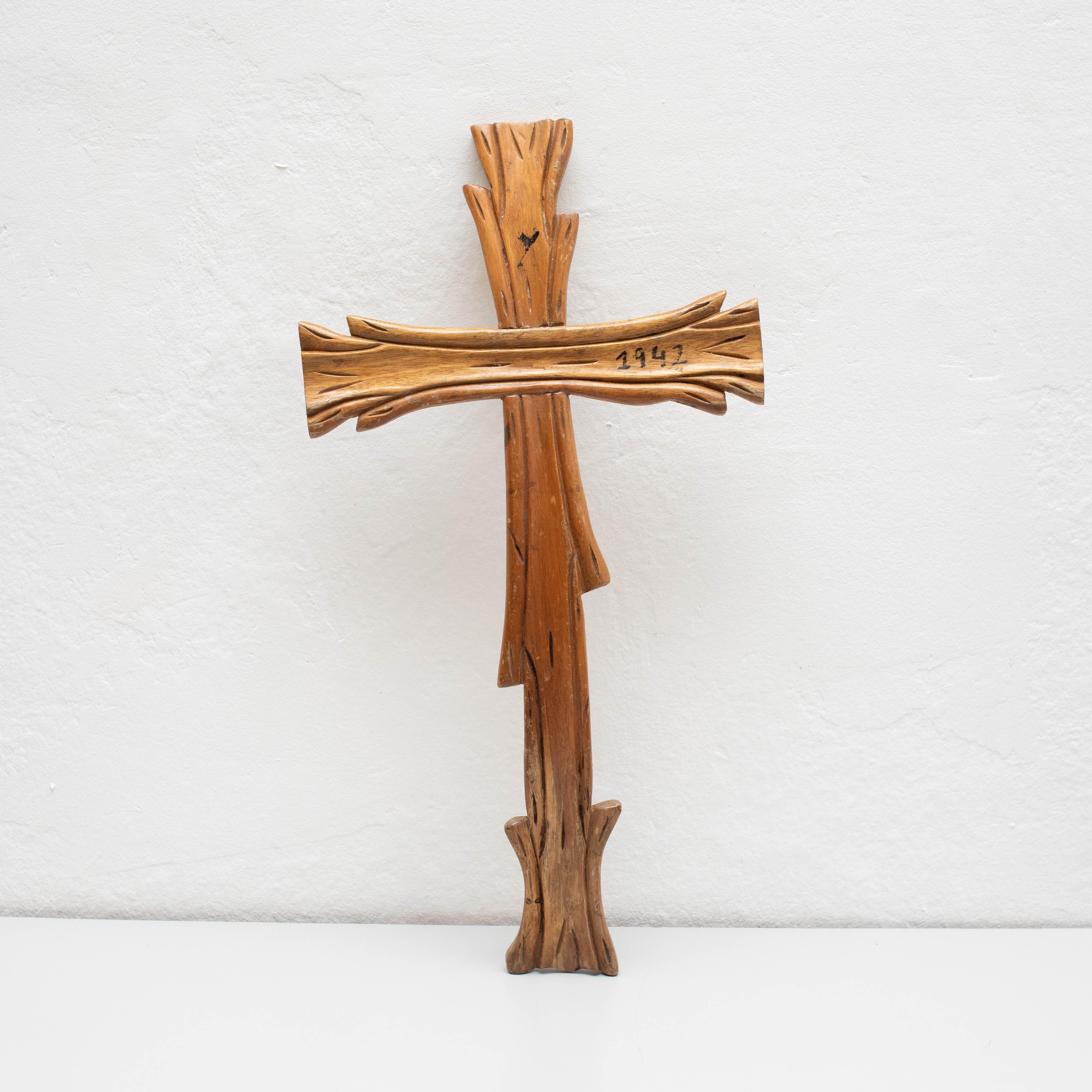 Traditional religious wood wall artwork of a cross.

Made in Spain, circa 1950.

In original condition, with minor wear consistent with age and use, preserving a beautiful patina.

Materials:
Wood.
  