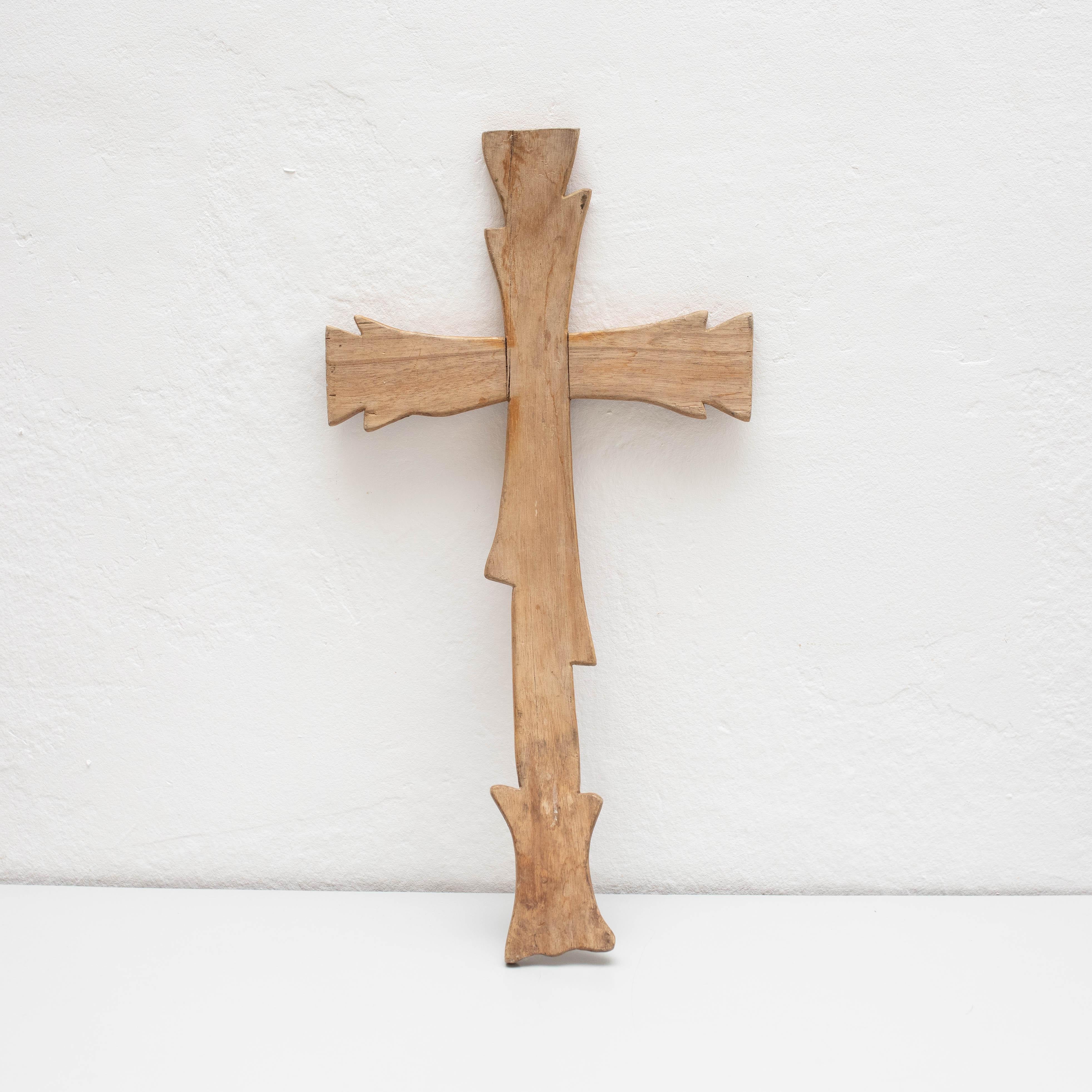 Traditionelles Kunstwerk aus Holz mit religiösem Kreuz, um 1950 (Moderne) im Angebot