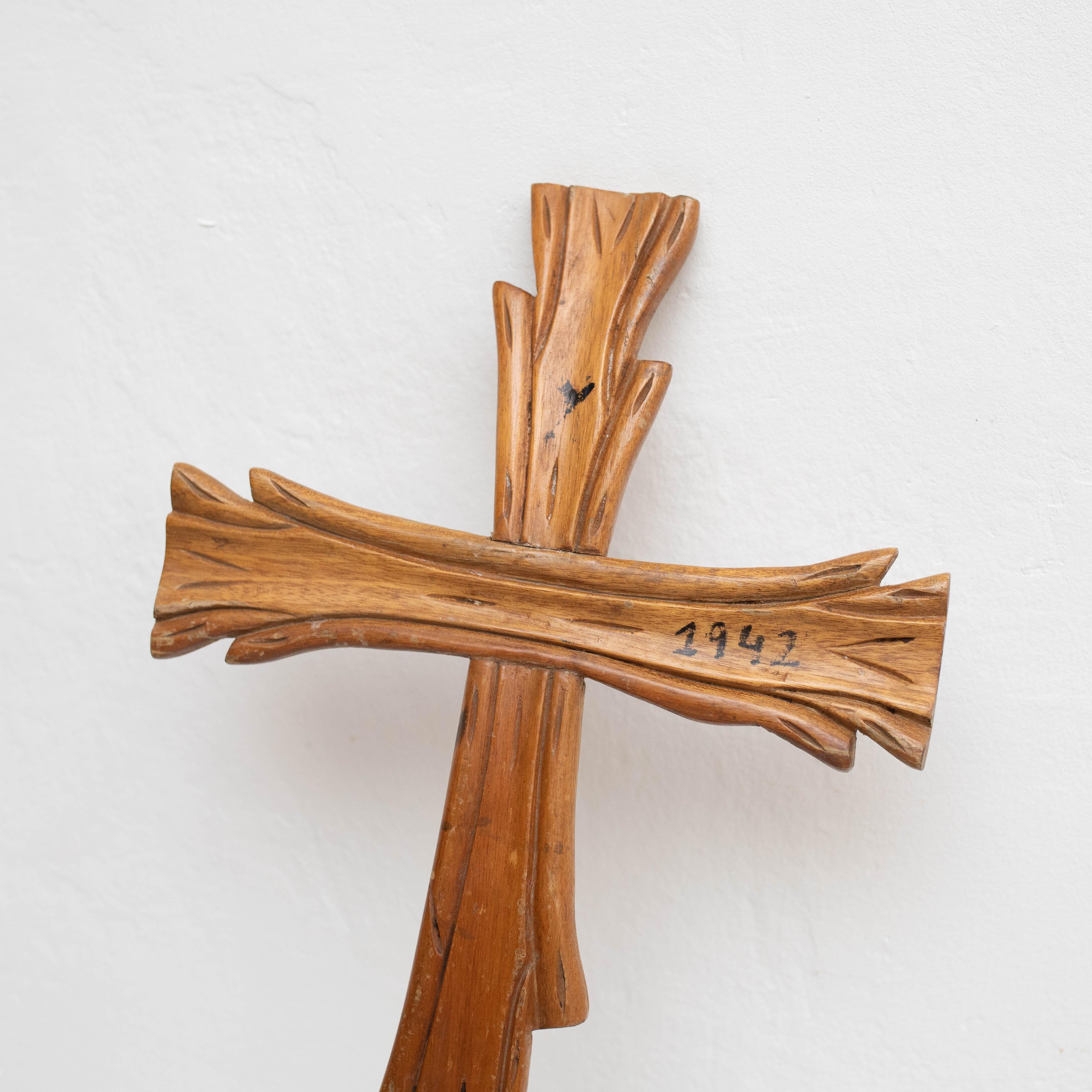 Espagnol Œuvre d'art traditionnelle de la croix religieuse en bois, vers 1950 en vente
