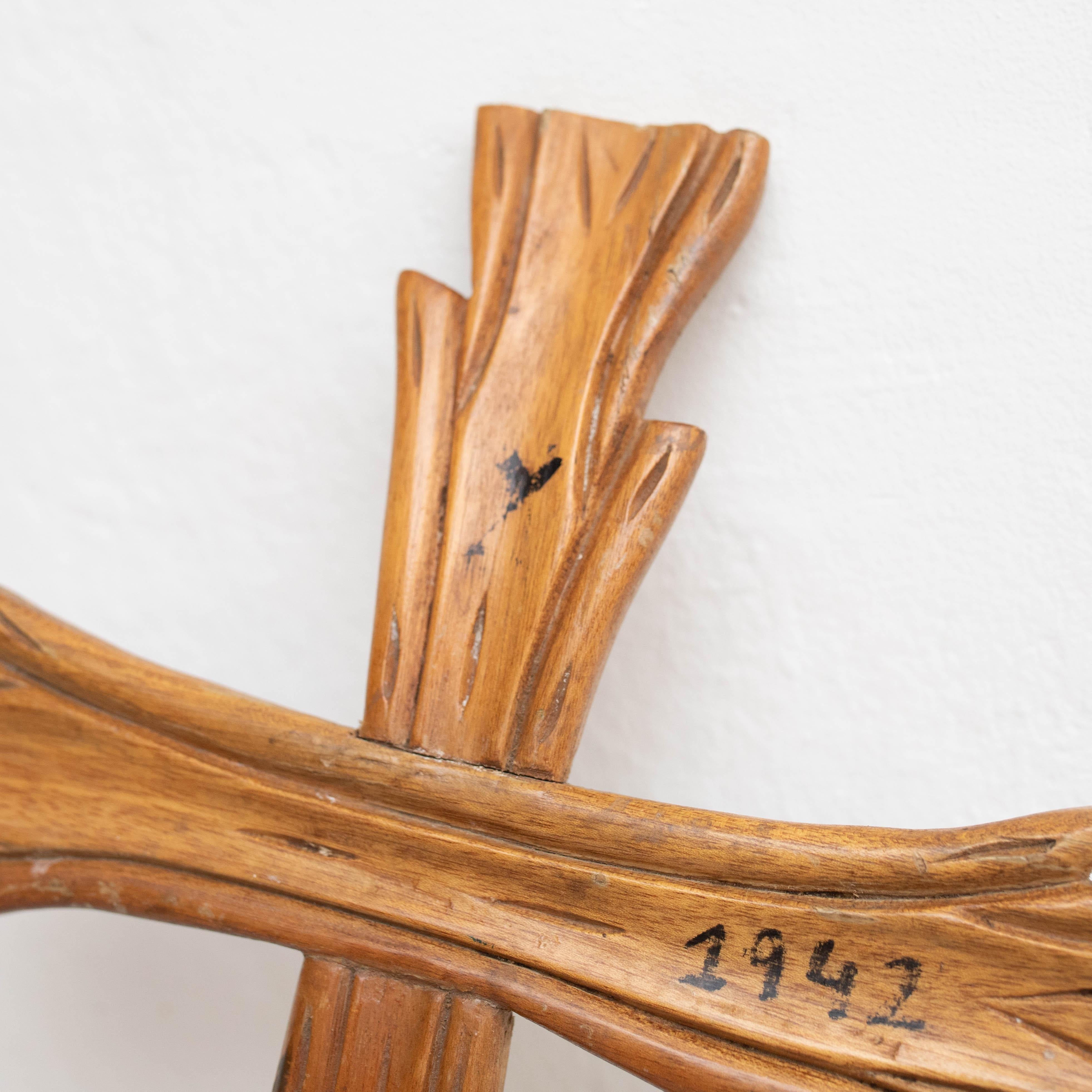 Religiöses Kreuz aus Holz Traditionelles Kunstwerk, um 1950 im Zustand „Gut“ im Angebot in Barcelona, ES