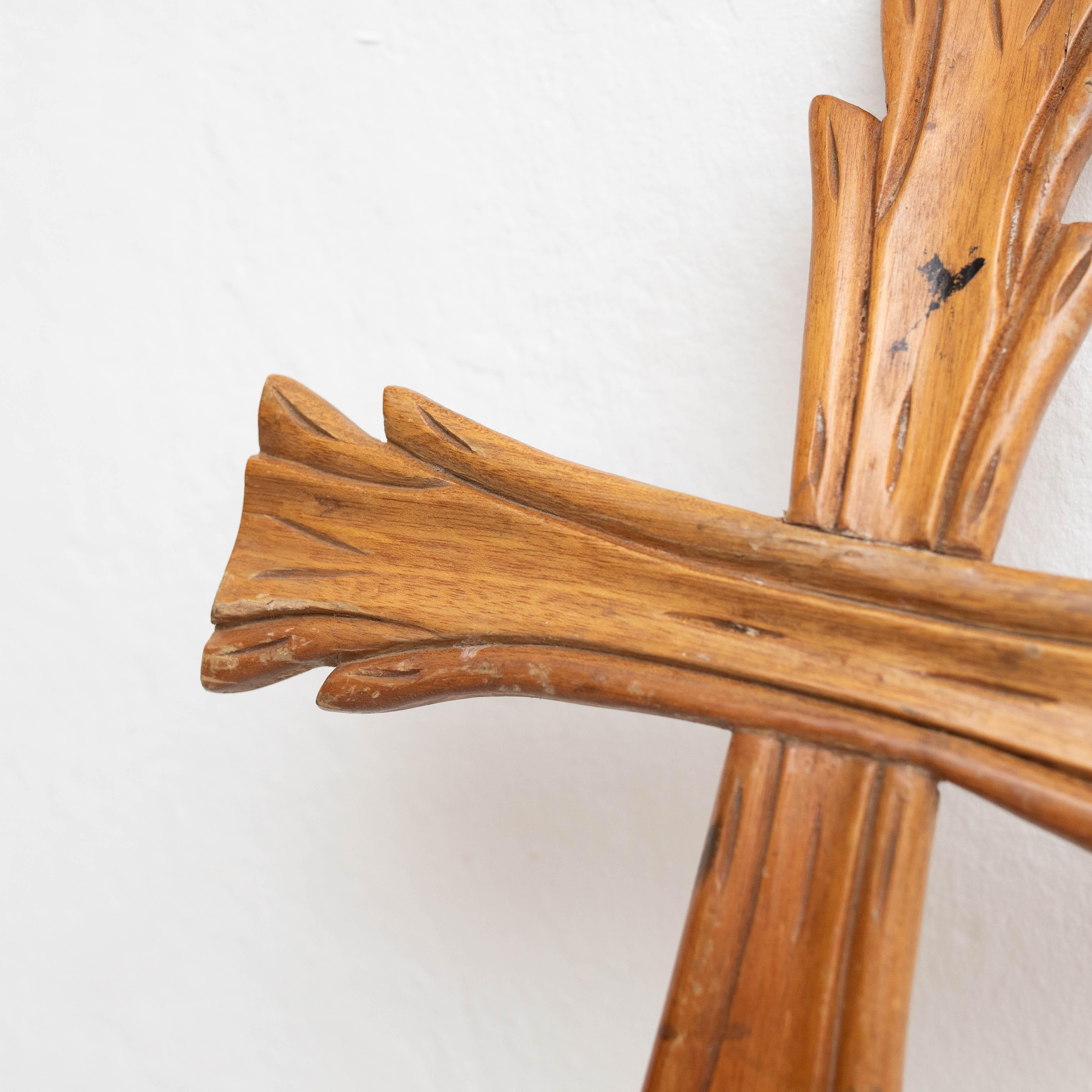 Milieu du XXe siècle Œuvre d'art traditionnelle de la croix religieuse en bois, vers 1950 en vente