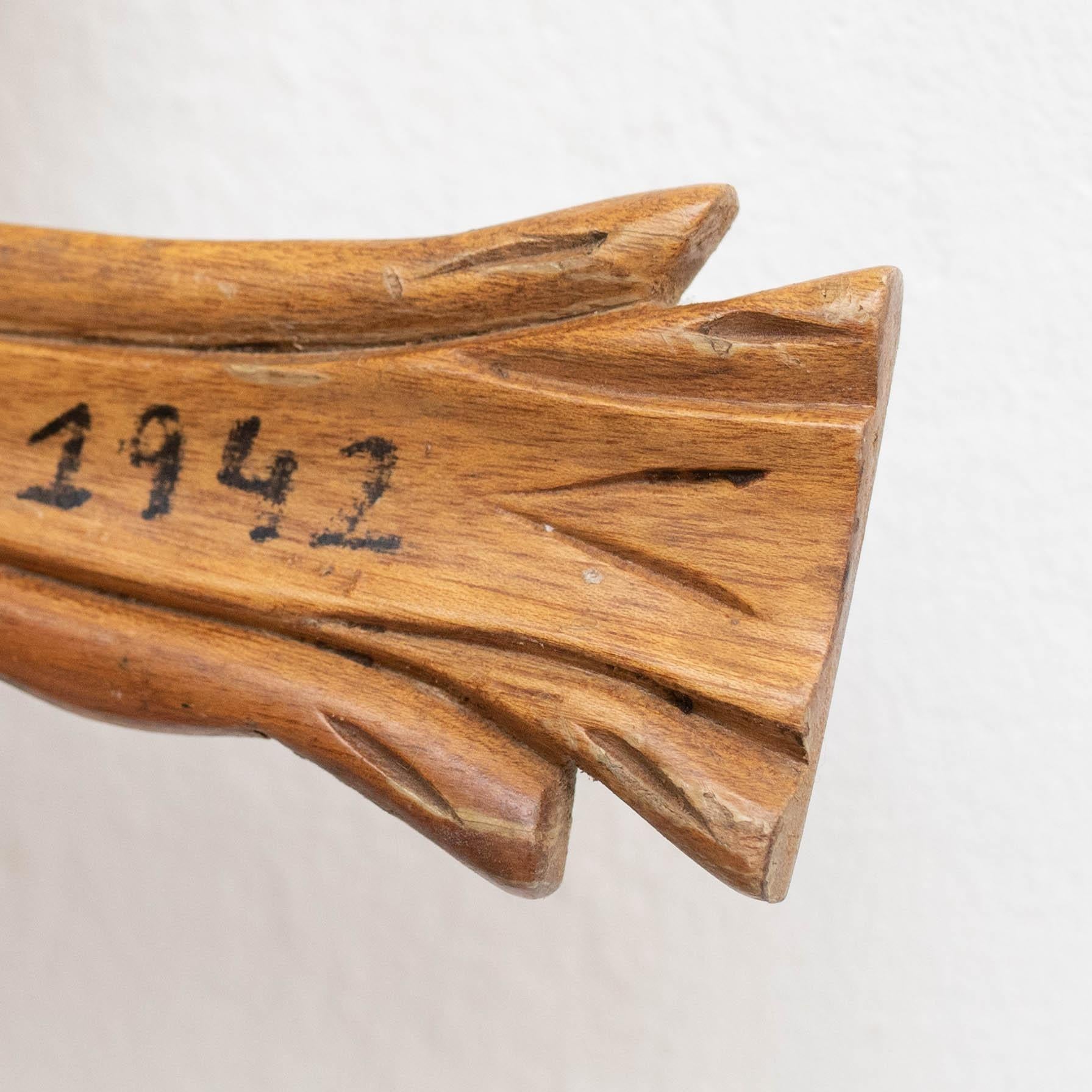 Religiöses Kreuz aus Holz Traditionelles Kunstwerk, um 1950 (Gips) im Angebot