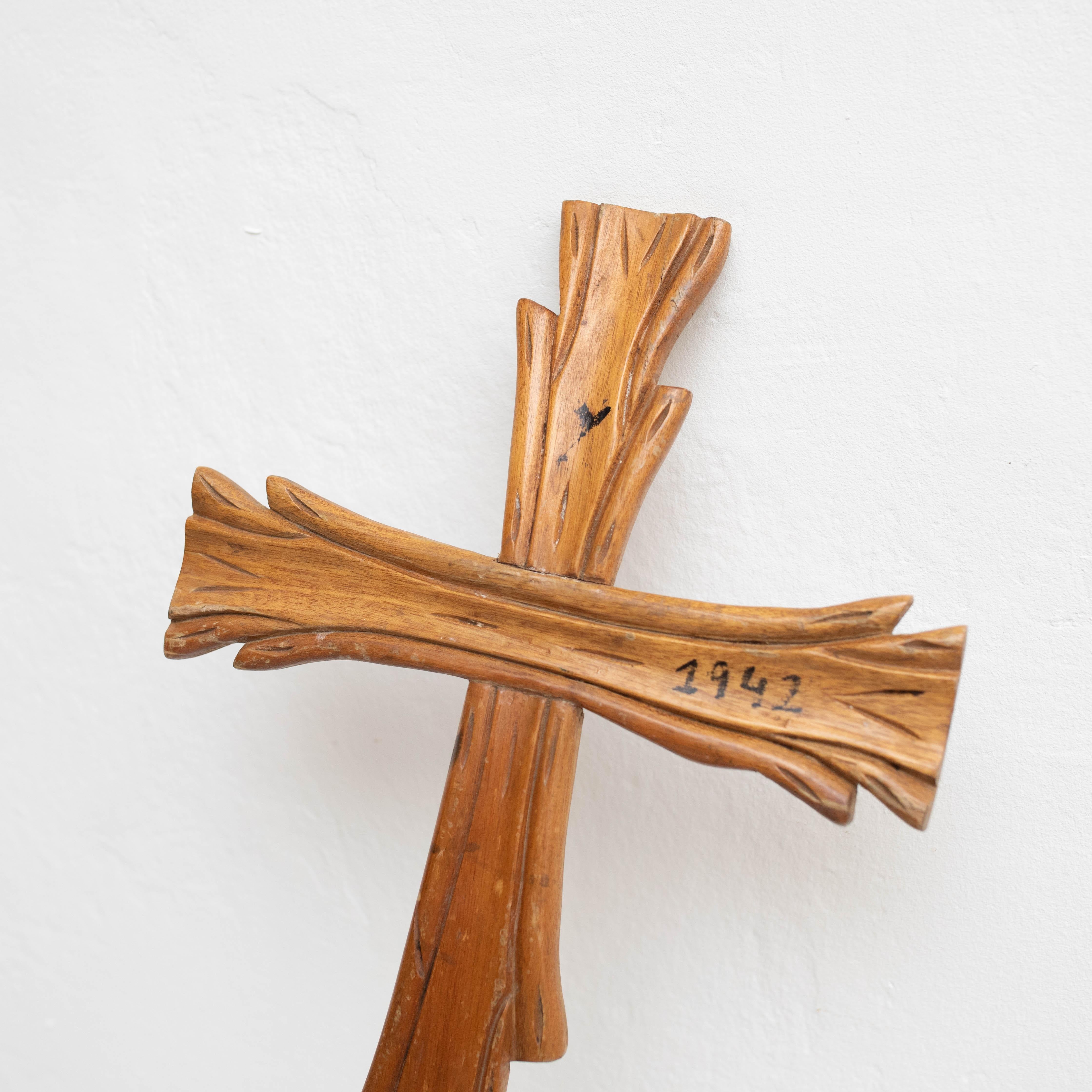 Religiöses Kreuz aus Holz Traditionelles Kunstwerk, um 1950 im Angebot 1