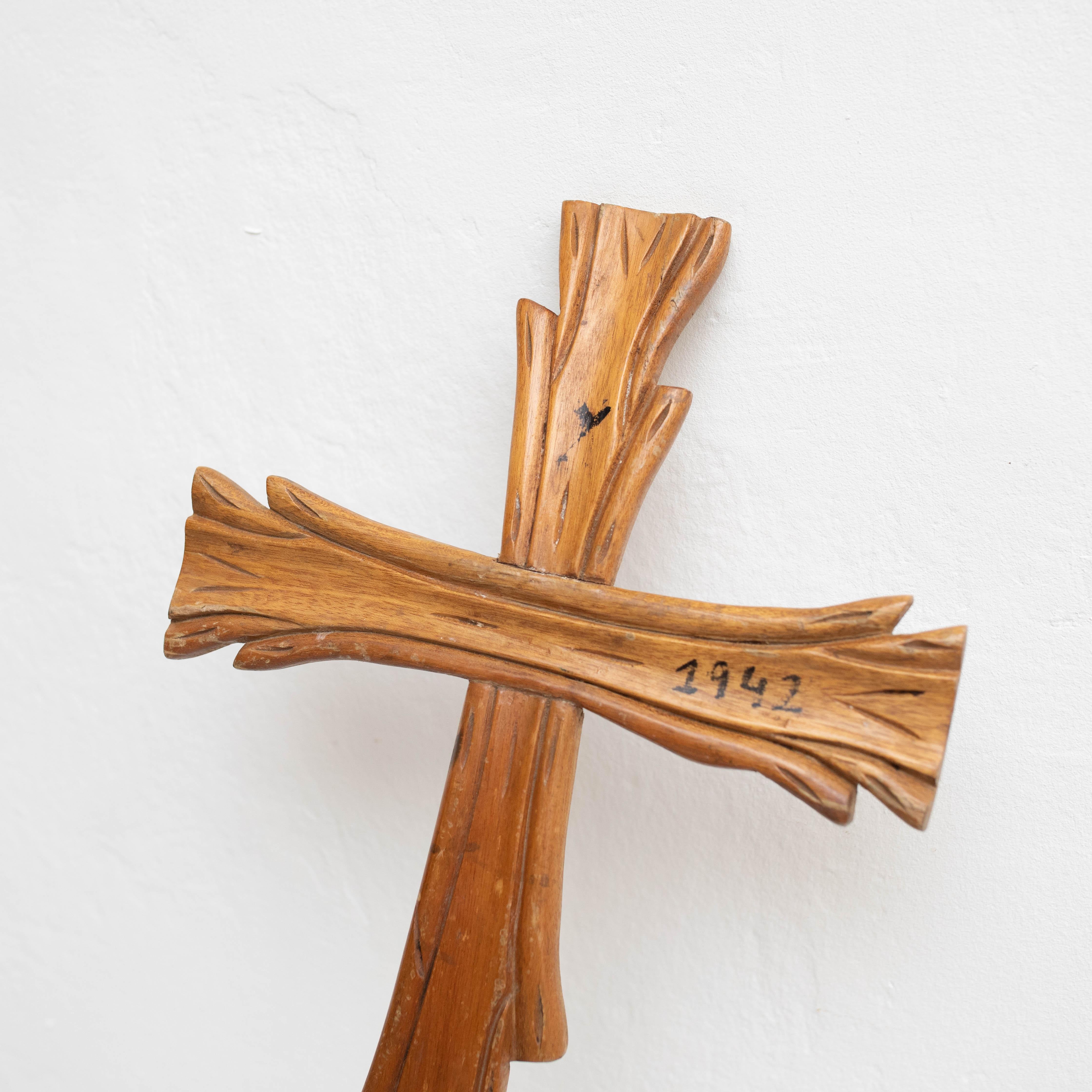 Traditionelles Kunstwerk aus Holz mit religiösem Kreuz, um 1950 im Angebot 1