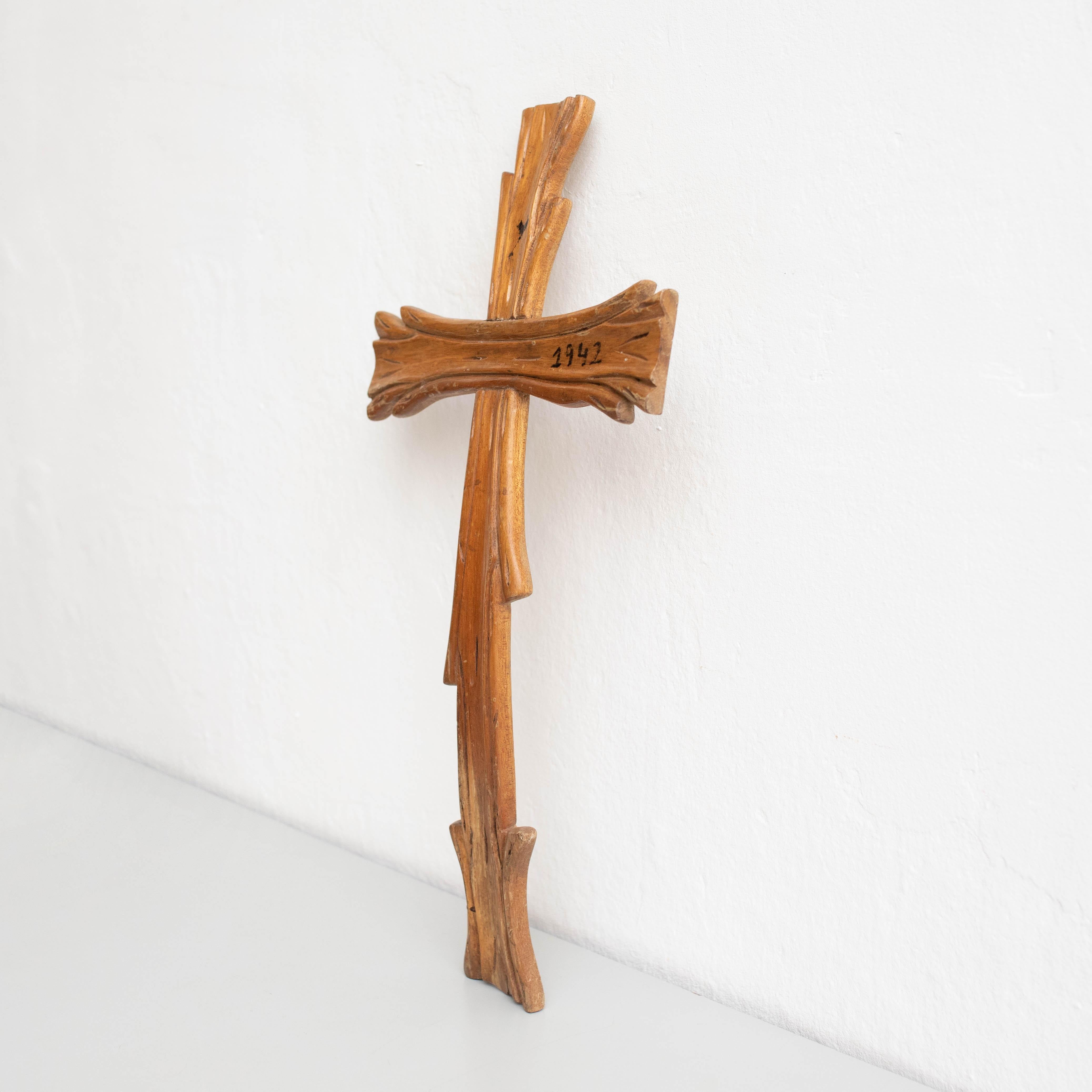 Religiöses Kreuz aus Holz Traditionelles Kunstwerk, um 1950 im Angebot 2