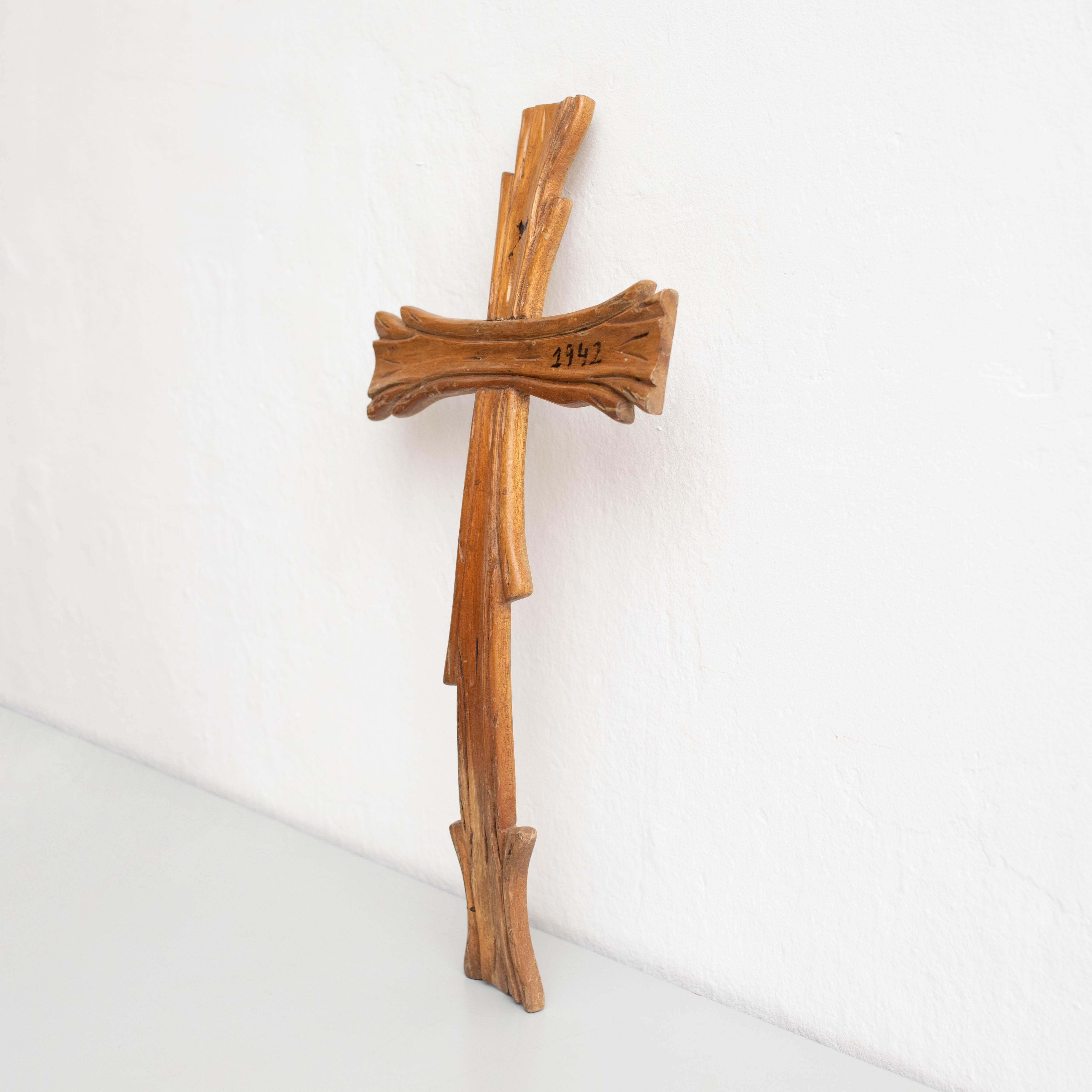 Traditionelles Kunstwerk aus Holz mit religiösem Kreuz, um 1950 im Angebot 2