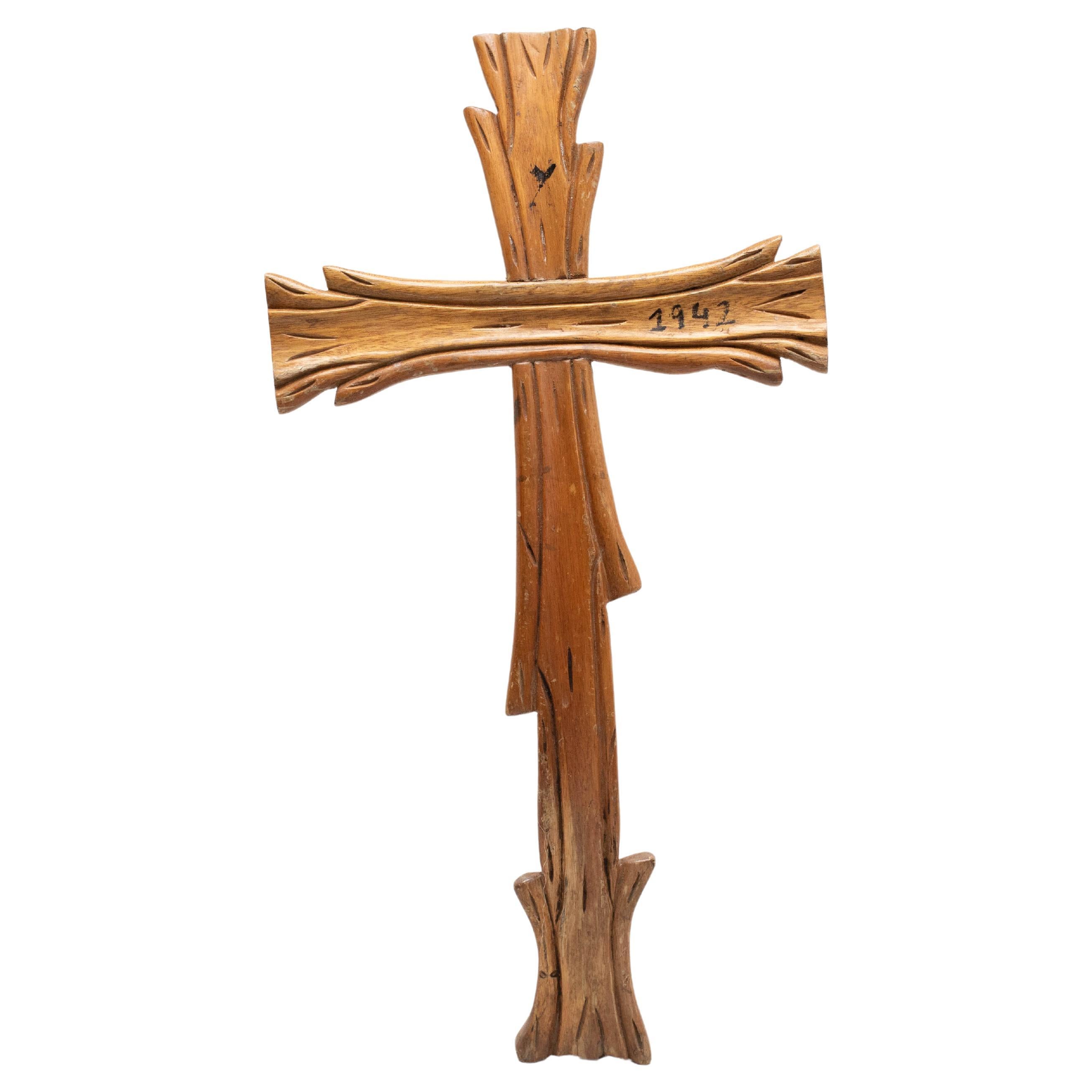 Traditionelles Kunstwerk aus Holz mit religiösem Kreuz, um 1950 im Angebot