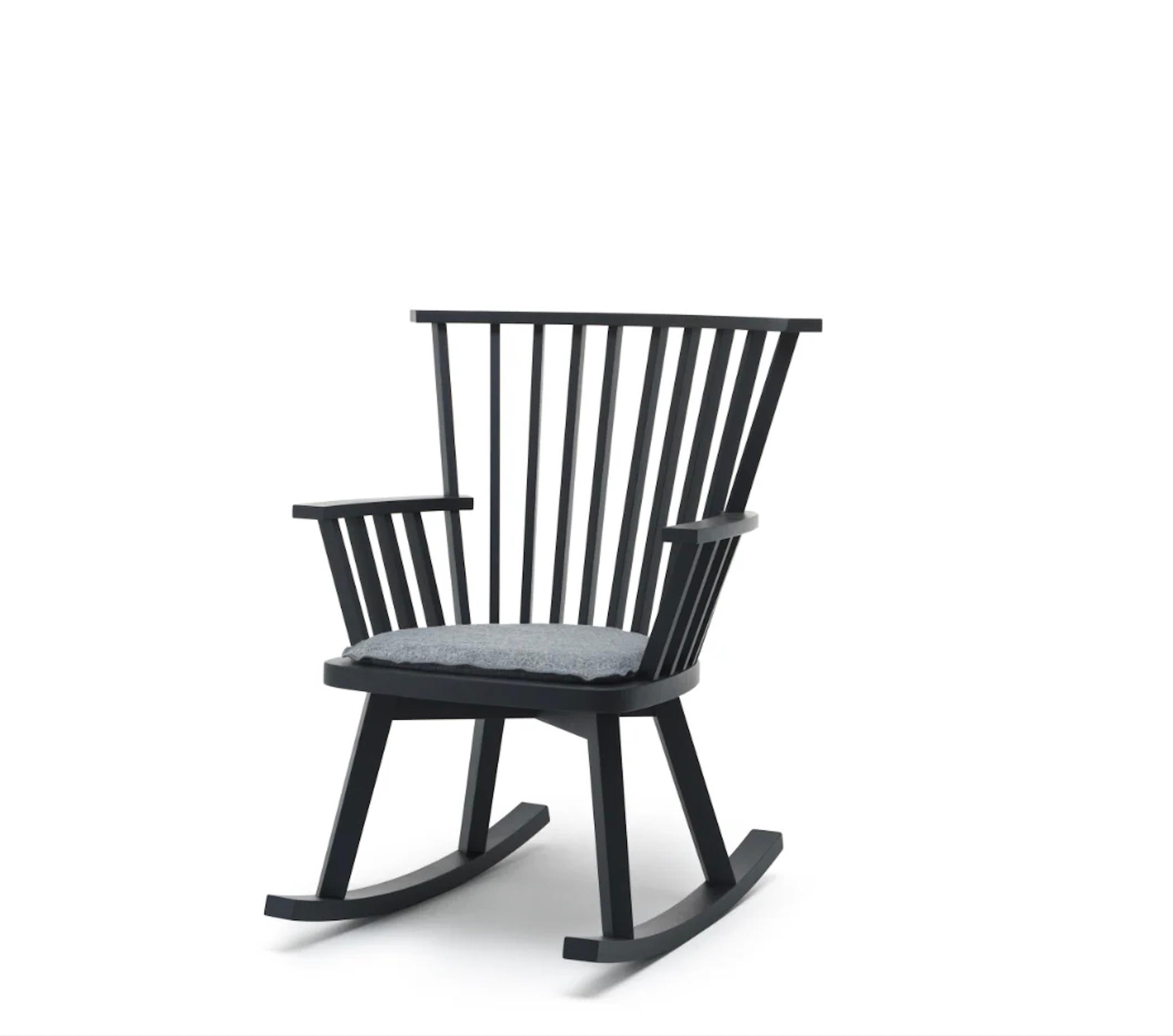 Marque : Gervasoni
Conception : Paola Navone
Modèle : Fauteuil à bascule Gray 29

Fauteuil à bascule en bois, le Gray 29 de Paola Navone présente un design incurvé inspiré du style nordique classique. Son dossier en lattes de bois crée un élégant