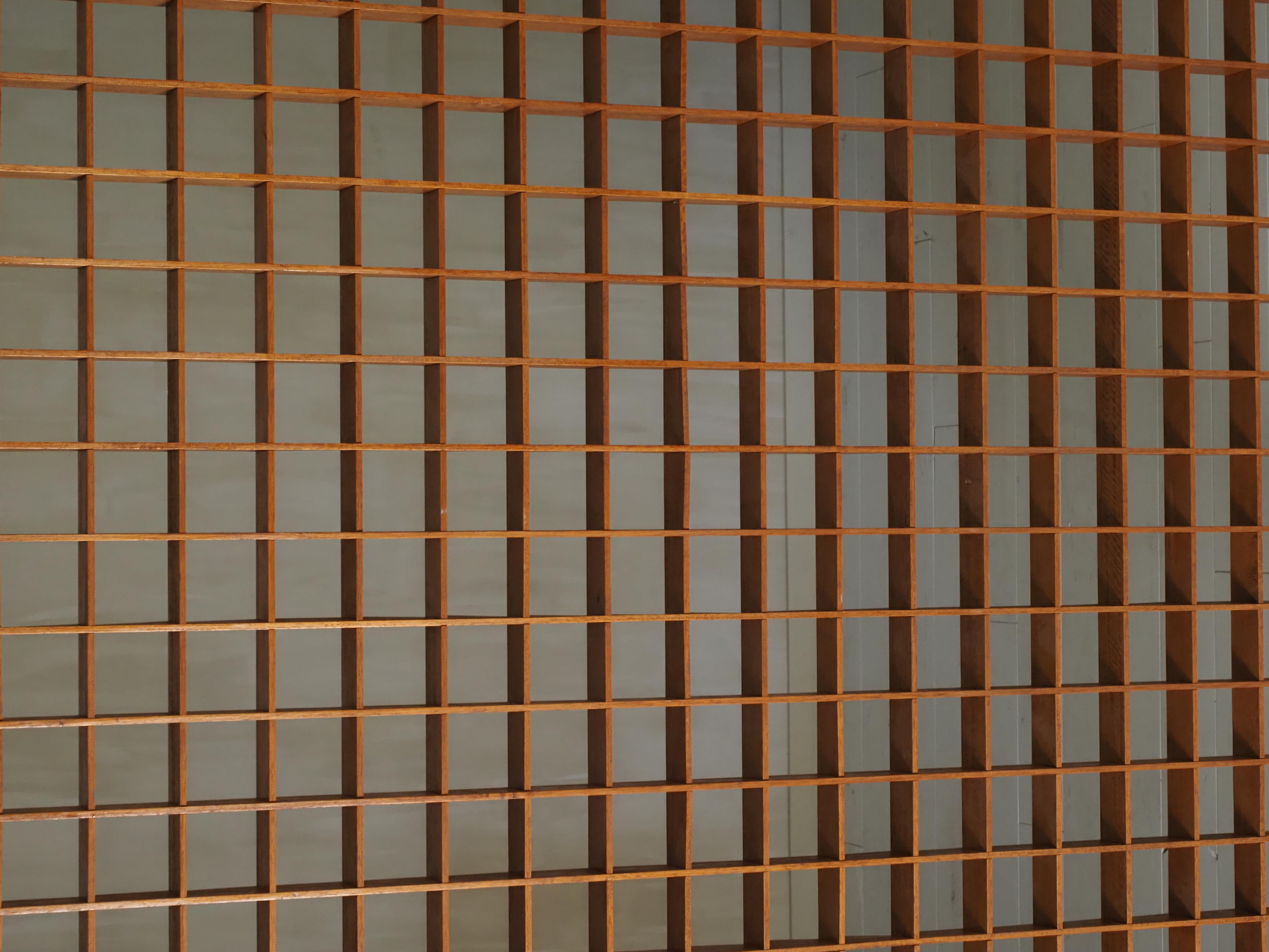 Séparation de pièce en bois avec design en treillis en vente 6