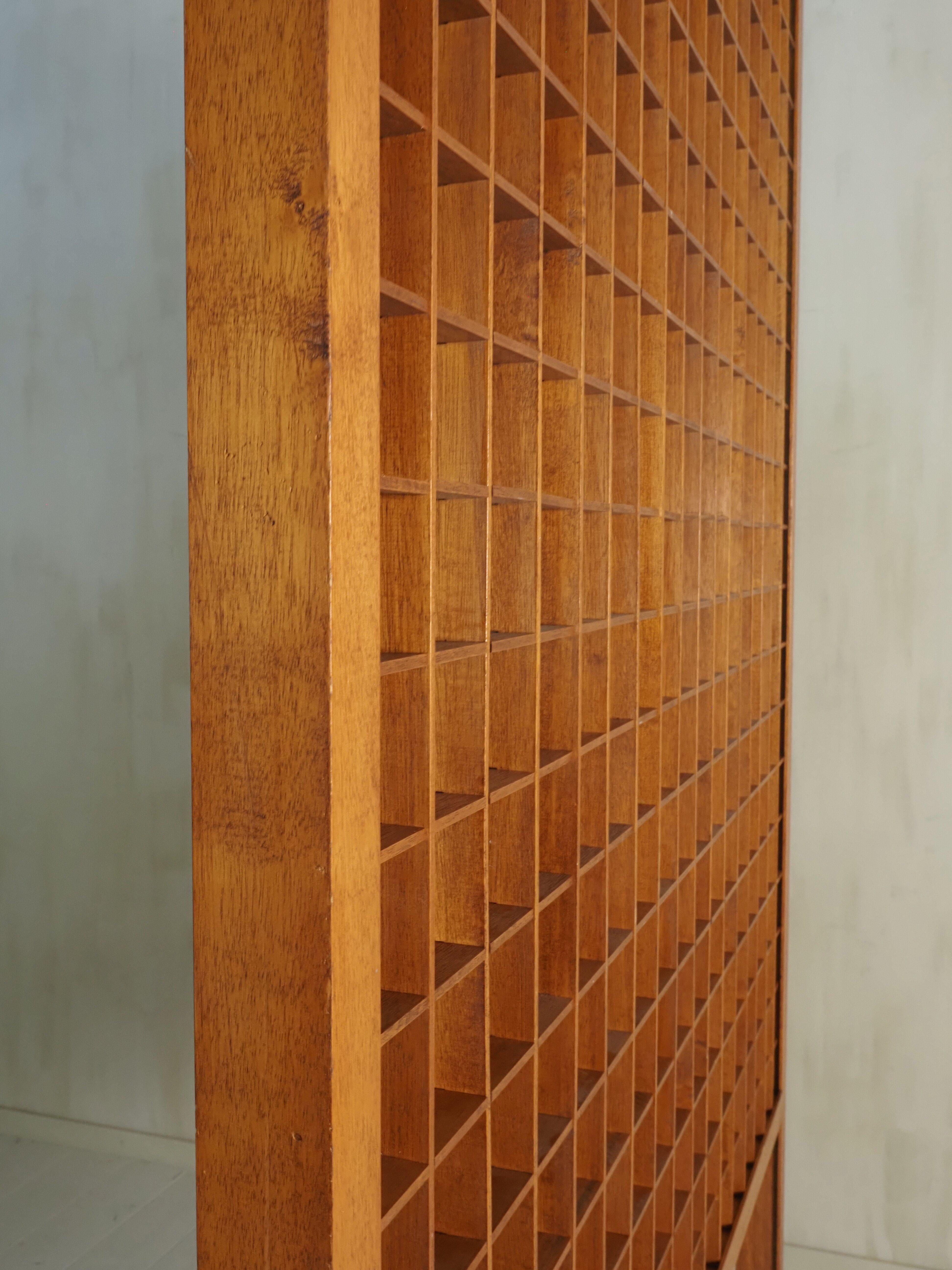 Séparation de pièce en bois avec design en treillis en vente 8