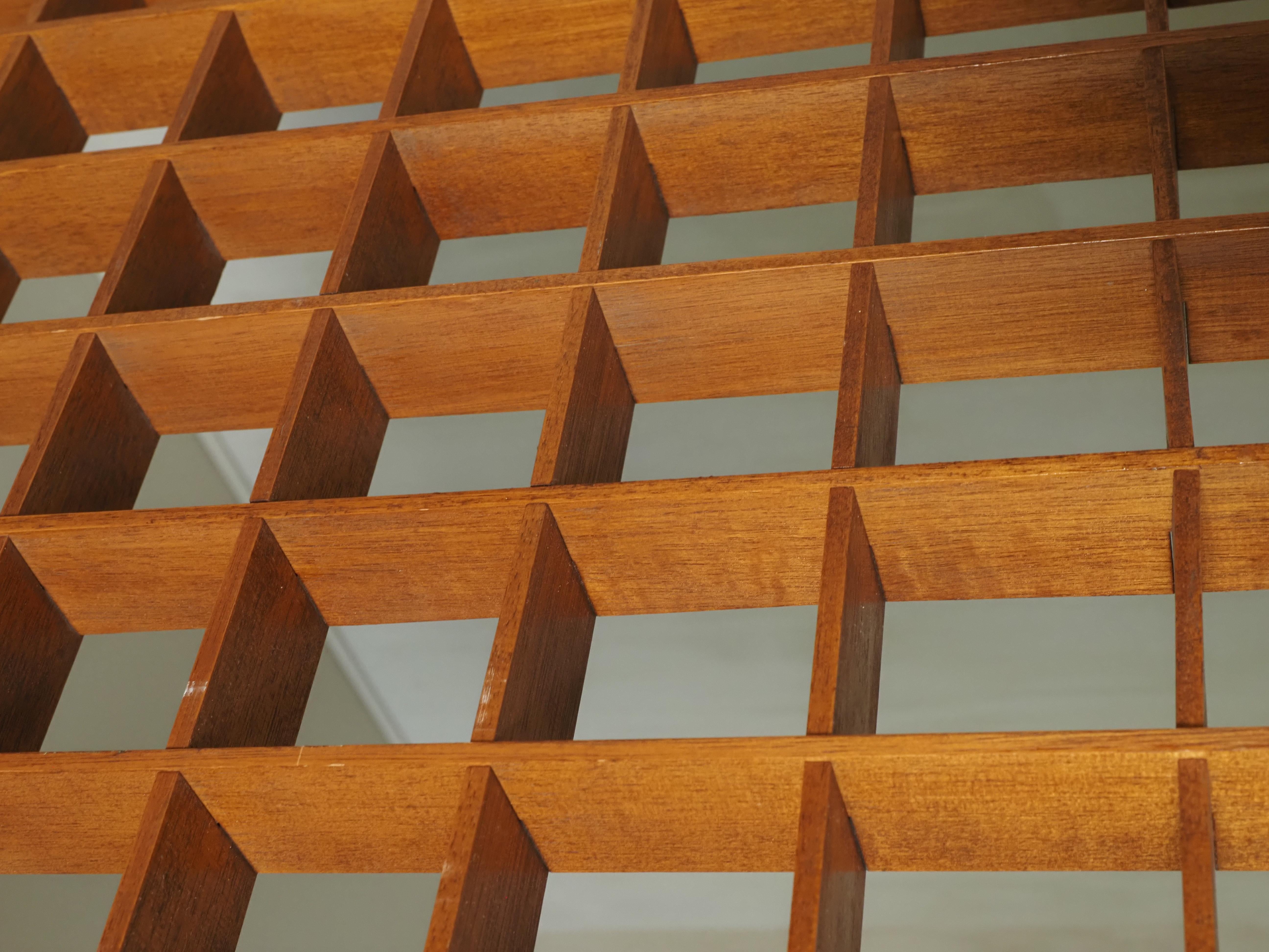 Séparation de pièce en bois avec design en treillis en vente 12