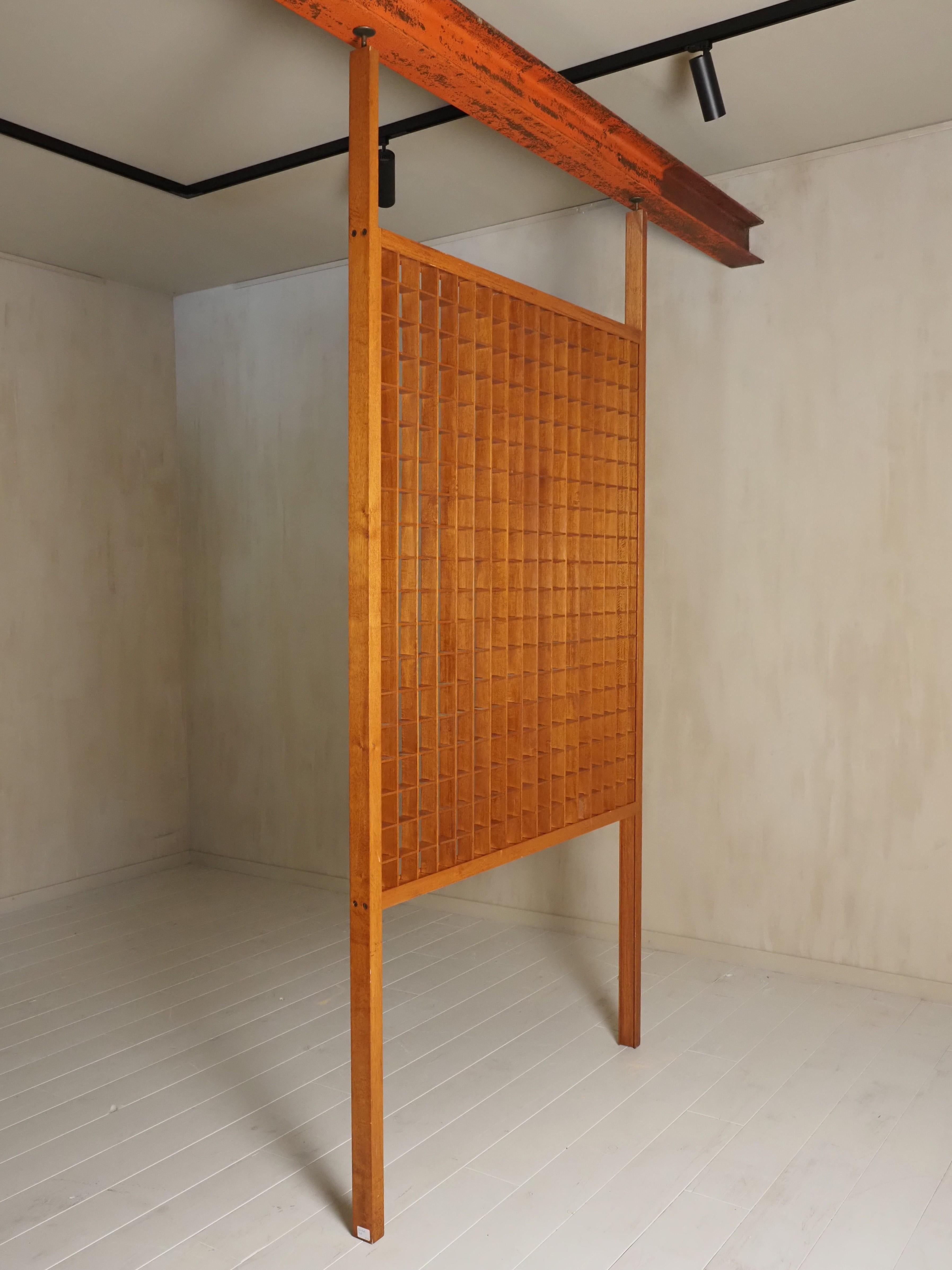 Séparation de pièce en bois avec design en treillis

Séparation de pièces en bois fabriquée en France dans les années 1960, mais avec une étonnante esthétique japonaise. Ajoutez une touche d'élégance à votre espace avec ce séparateur de pièce en