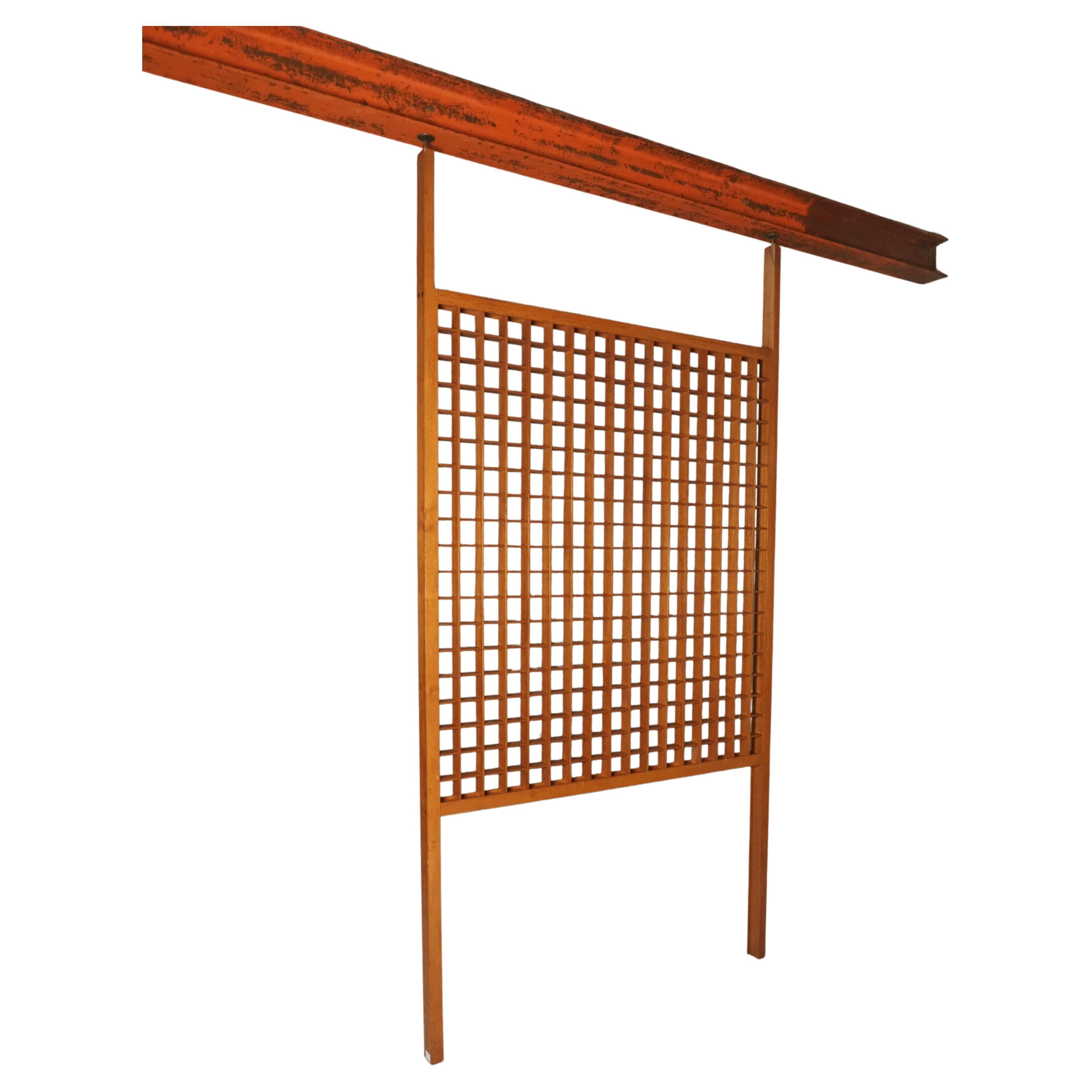 Séparation de pièce en bois avec design en treillis en vente