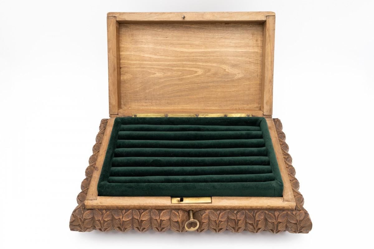 Une boîte à bijoux unique, fabriquée en bois avec un riche motif floral. L'intérieur de la boîte a fait l'objet d'une rénovation complète, ce qui a permis de créer des compartiments spéciaux pour les bijoux et autres babioles. L'ensemble a été