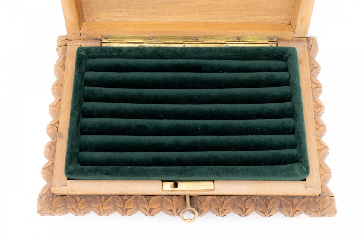 Coffret à bijoux en bois sculpté de roses pour bagues multiples Bon état - En vente à Chorzów, PL