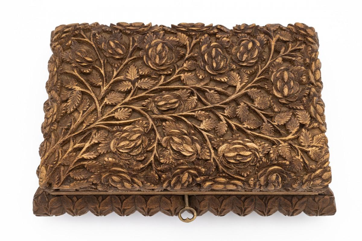 Coffret à bijoux en bois sculpté de roses pour bagues multiples Unisexe en vente