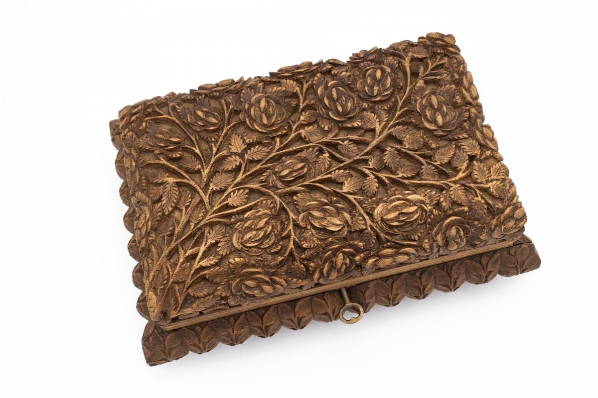 Coffret à bijoux en bois sculpté de roses pour bagues multiples en vente 1