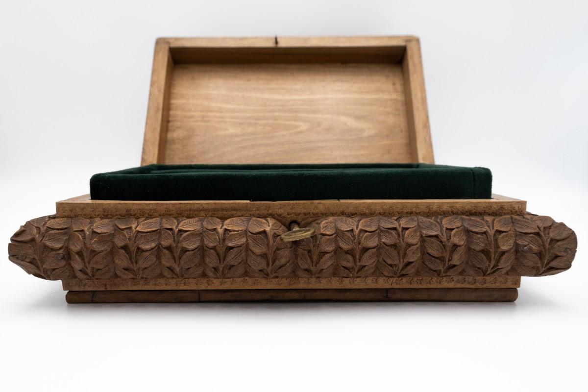 Coffret à bijoux en bois sculpté de roses pour bagues multiples en vente 3