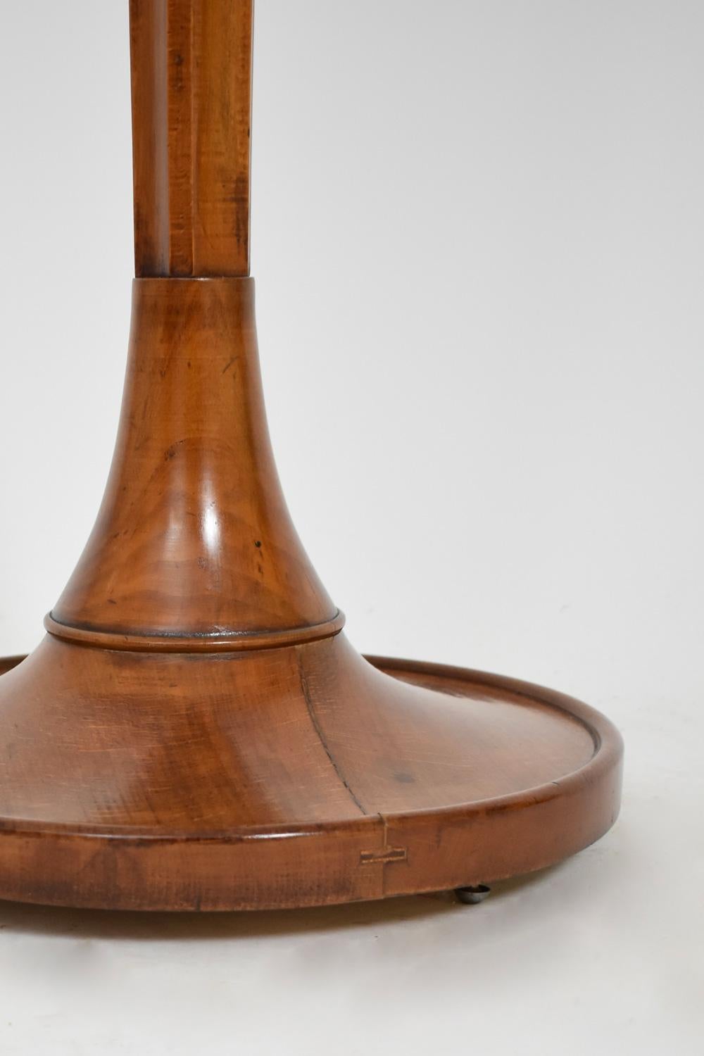 Wooden floor lamp with circular base and shaft with four large gaudrons. Sweden, 1940s.
Height with lampshade: 192cm

