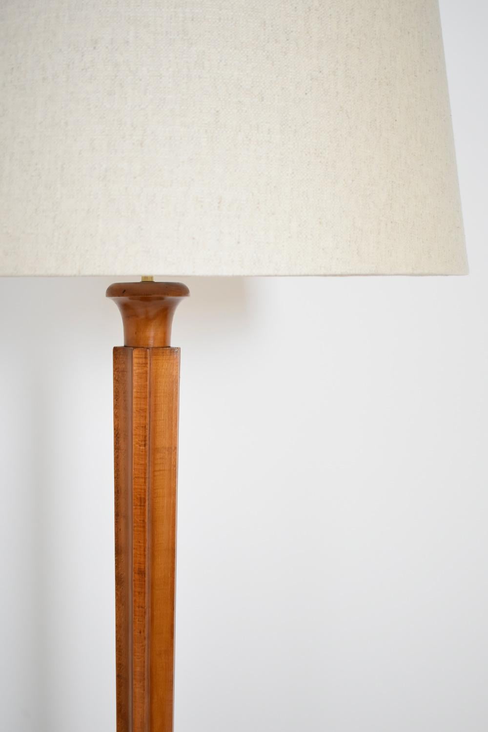 Wooden round base floor lamp, 1940s In Excellent Condition In Lisboa, PT
