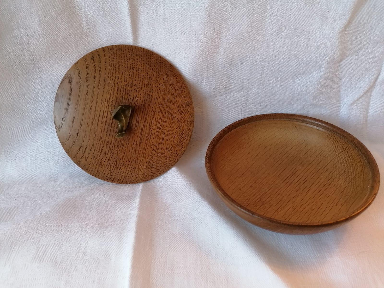 Teak box with lid and brass handle in the form of a leaf. Manufactured by Hagenauer in Vienna in the 1950s.
Very good used condition.