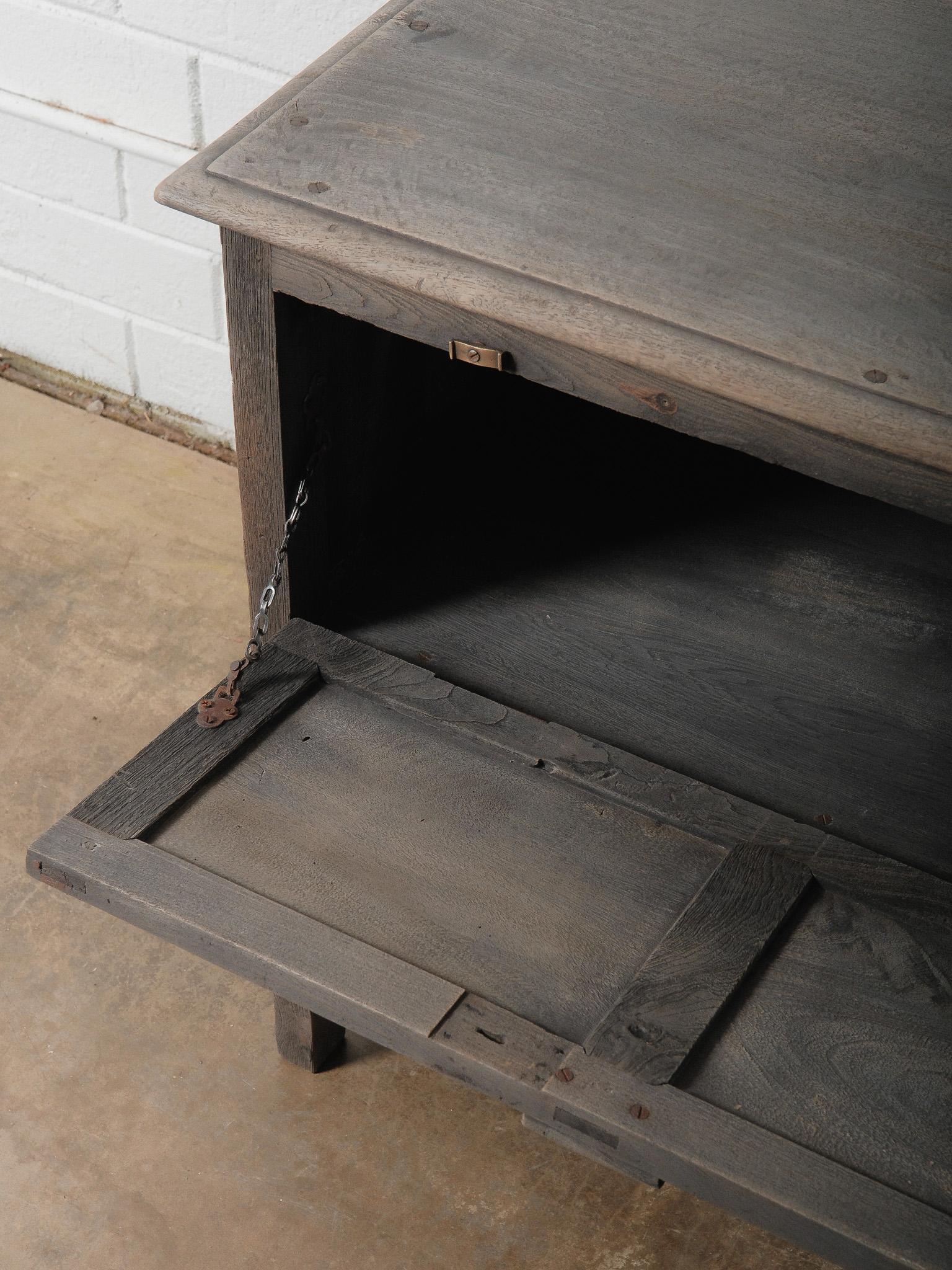 Indiano Cassettone rustico in legno con contenitore a cerniera in vendita