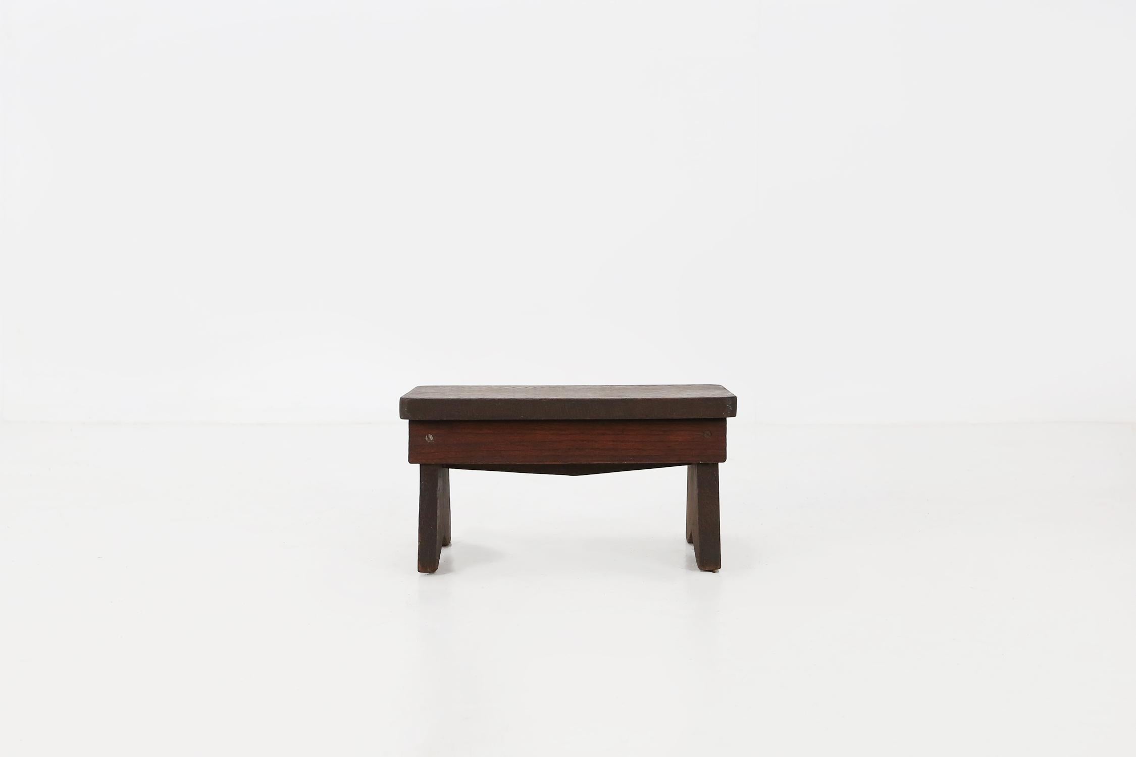 Sgabello rustico in legno del 1880.
Gli sgabelli hanno un'ottima patina.
