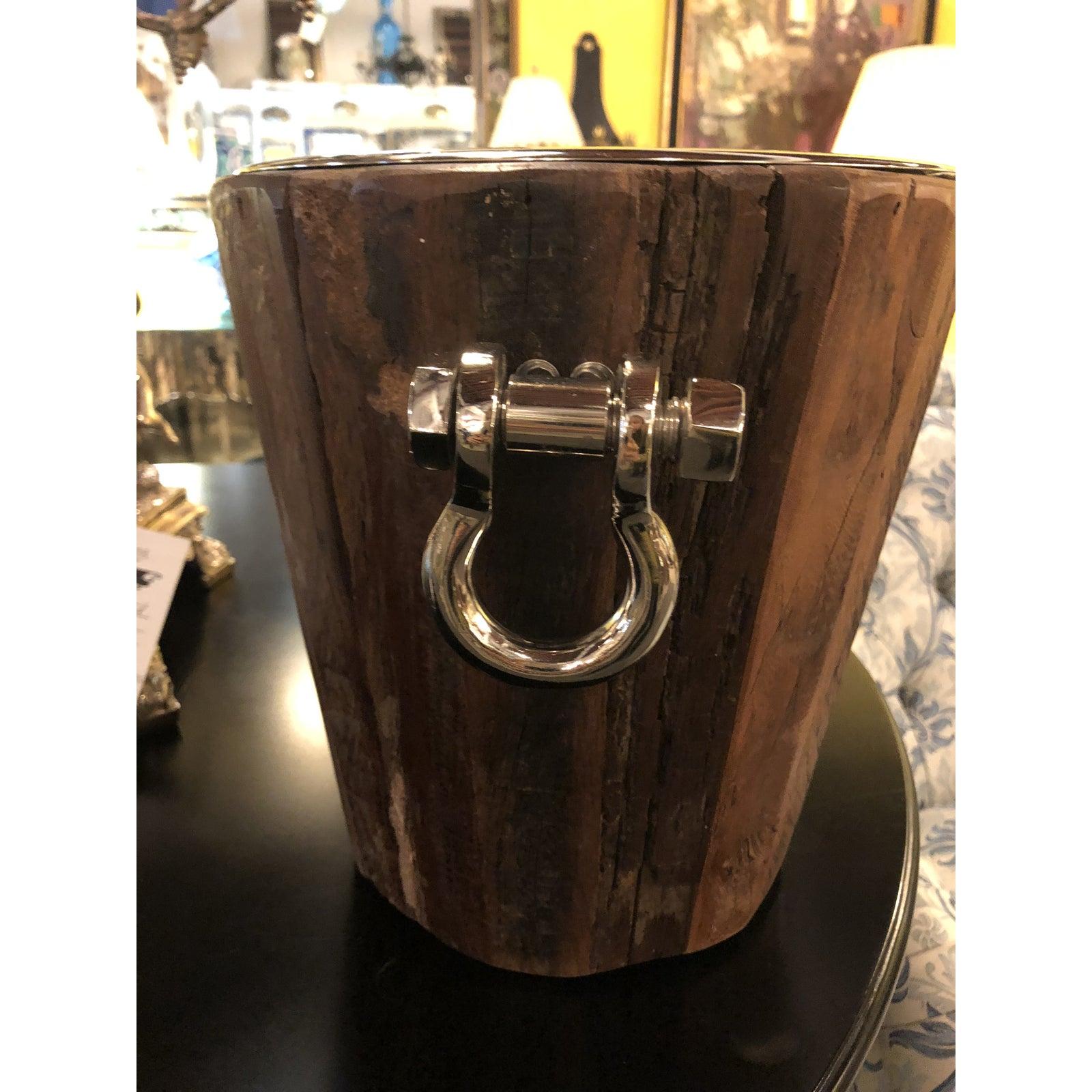 Wooden rustic style ice bucket
An elegant ice bucket with a rustic look. A wonderful decor addition to your bar cart or living room.