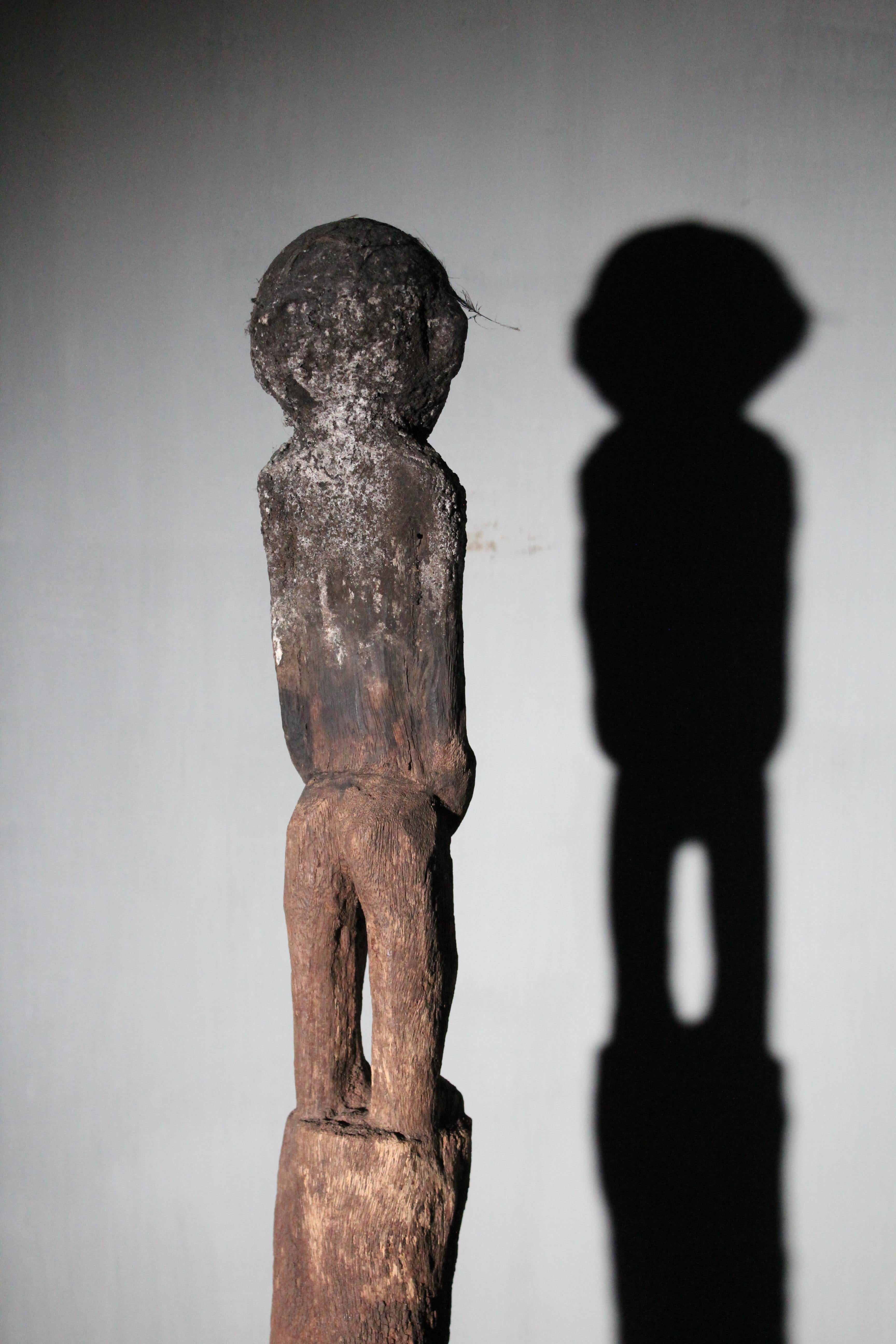 Figura di palo sacrificale in legno Fon in vendita 3