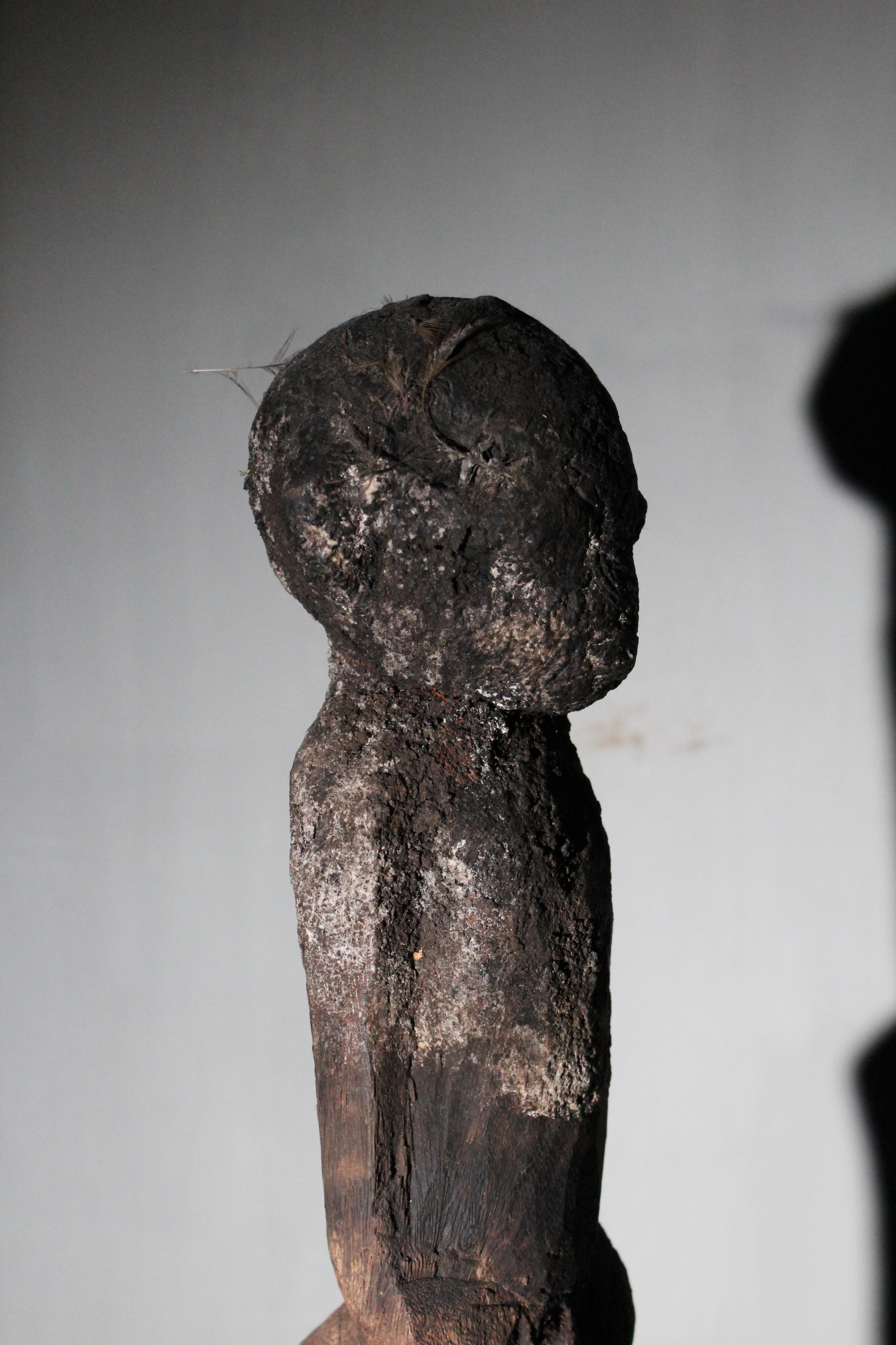 Tribale Figura di palo sacrificale in legno Fon in vendita