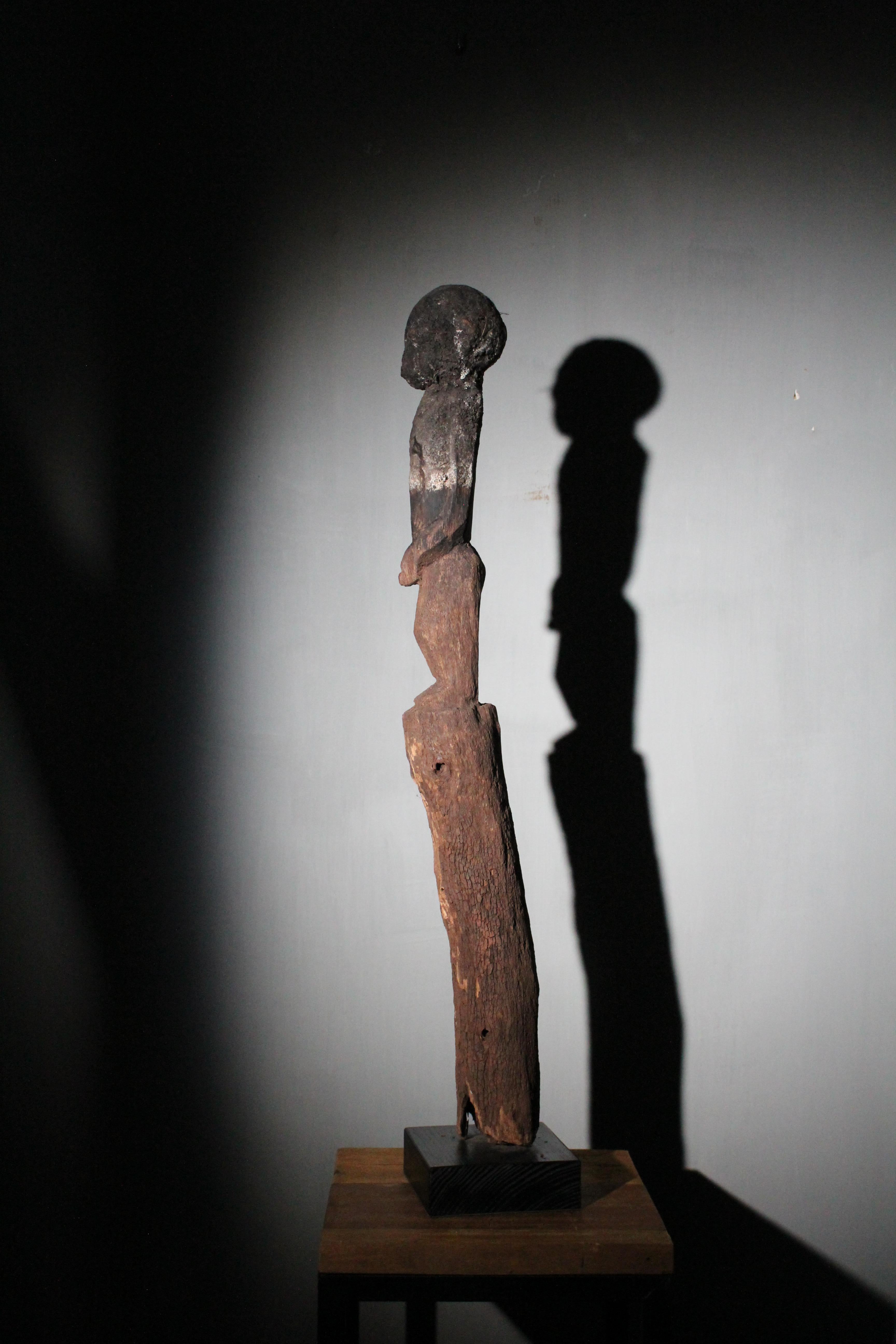 XIX secolo Figura di palo sacrificale in legno Fon in vendita