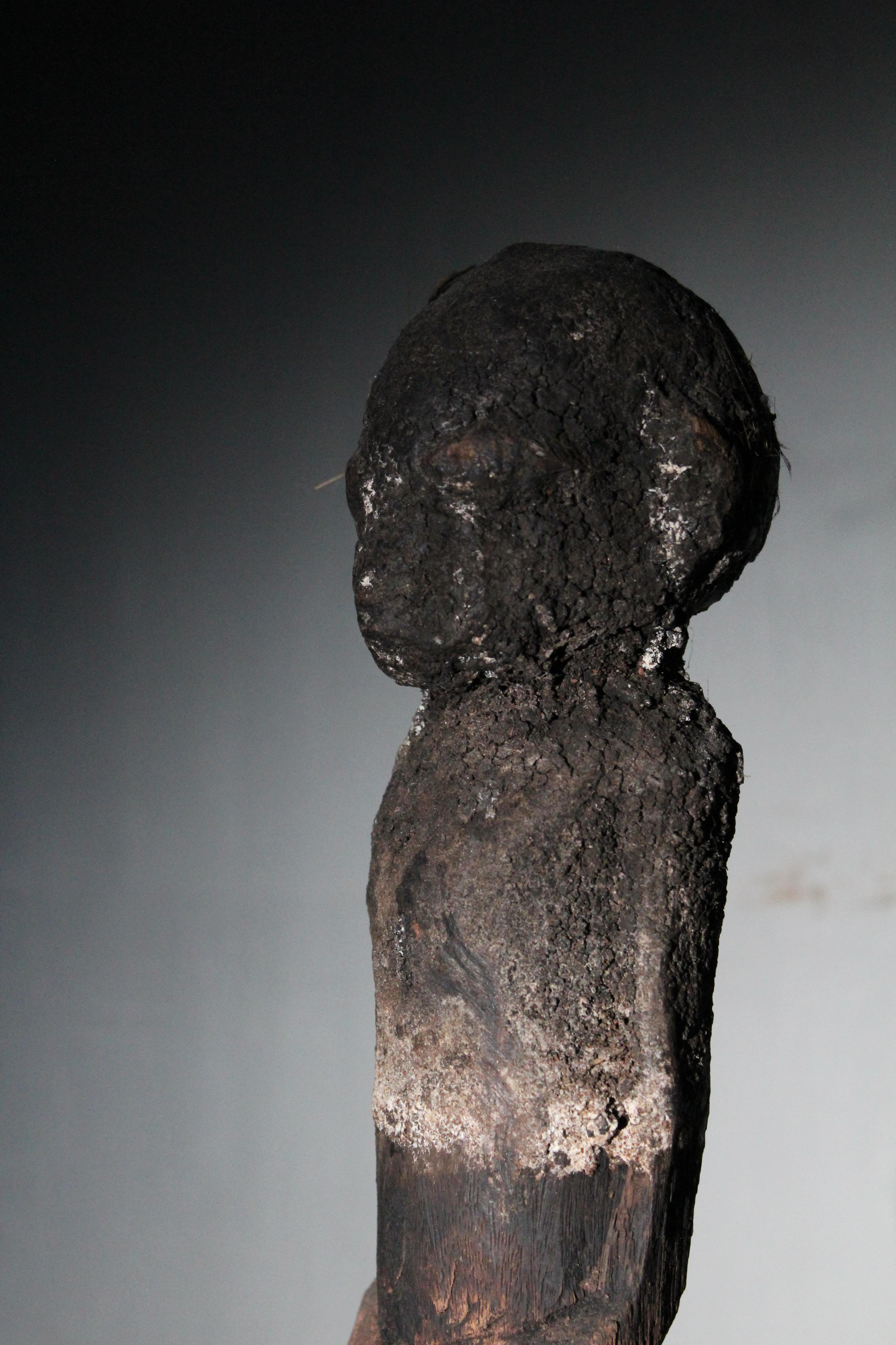 Legno Figura di palo sacrificale in legno Fon in vendita