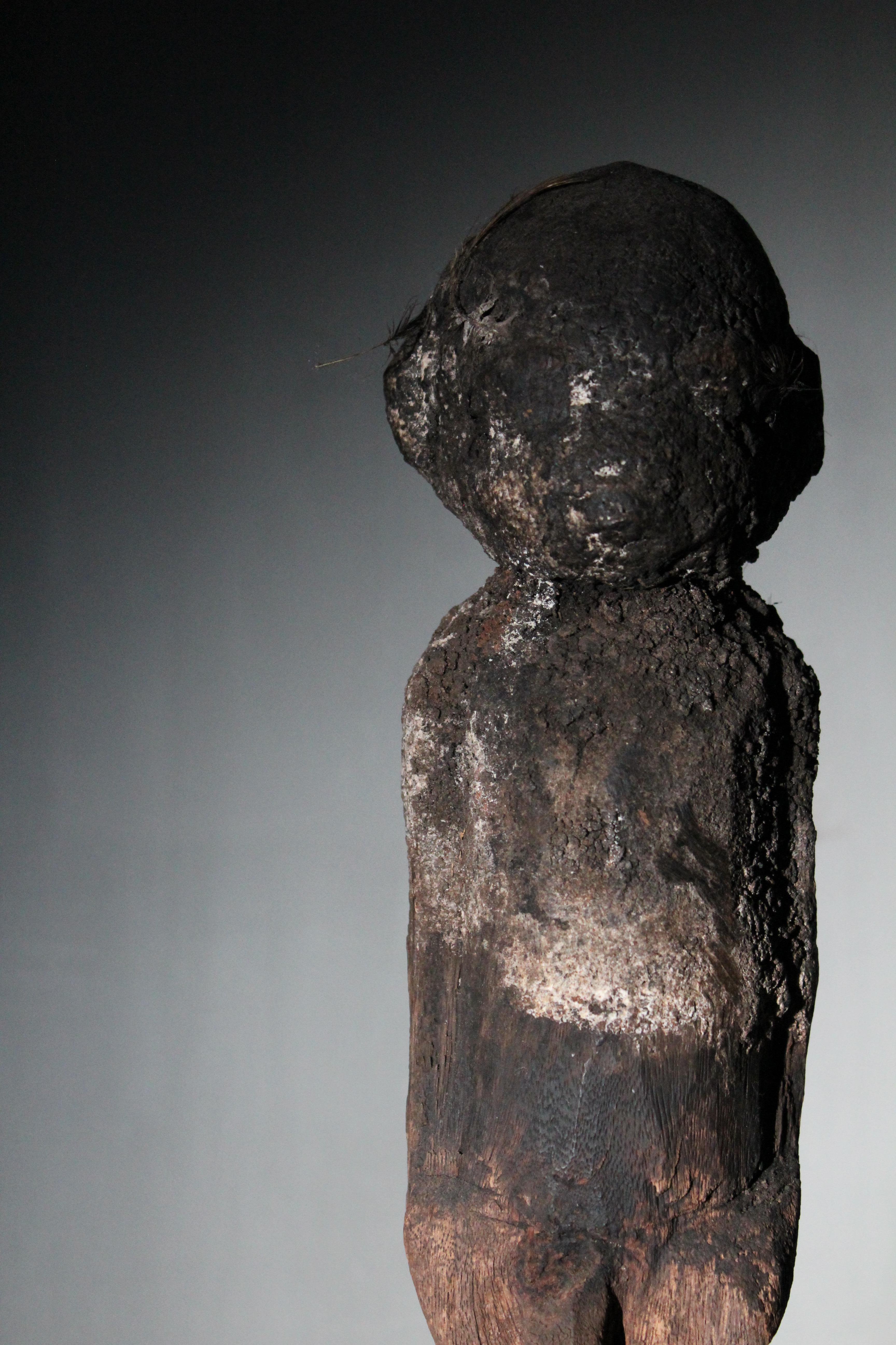 Figura di palo sacrificale in legno Fon in vendita 1