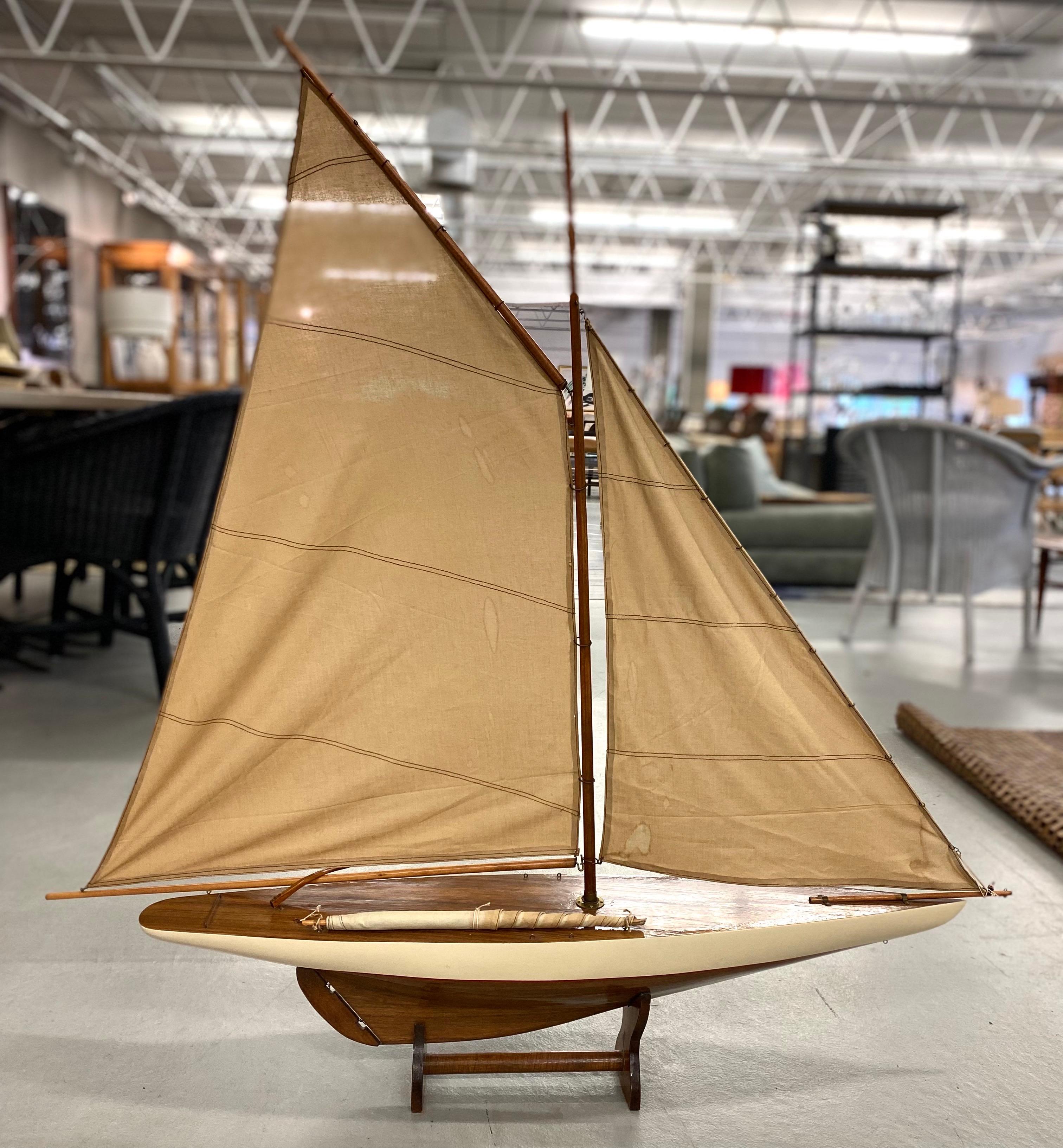 Wooden sail boat

Measures: 43
