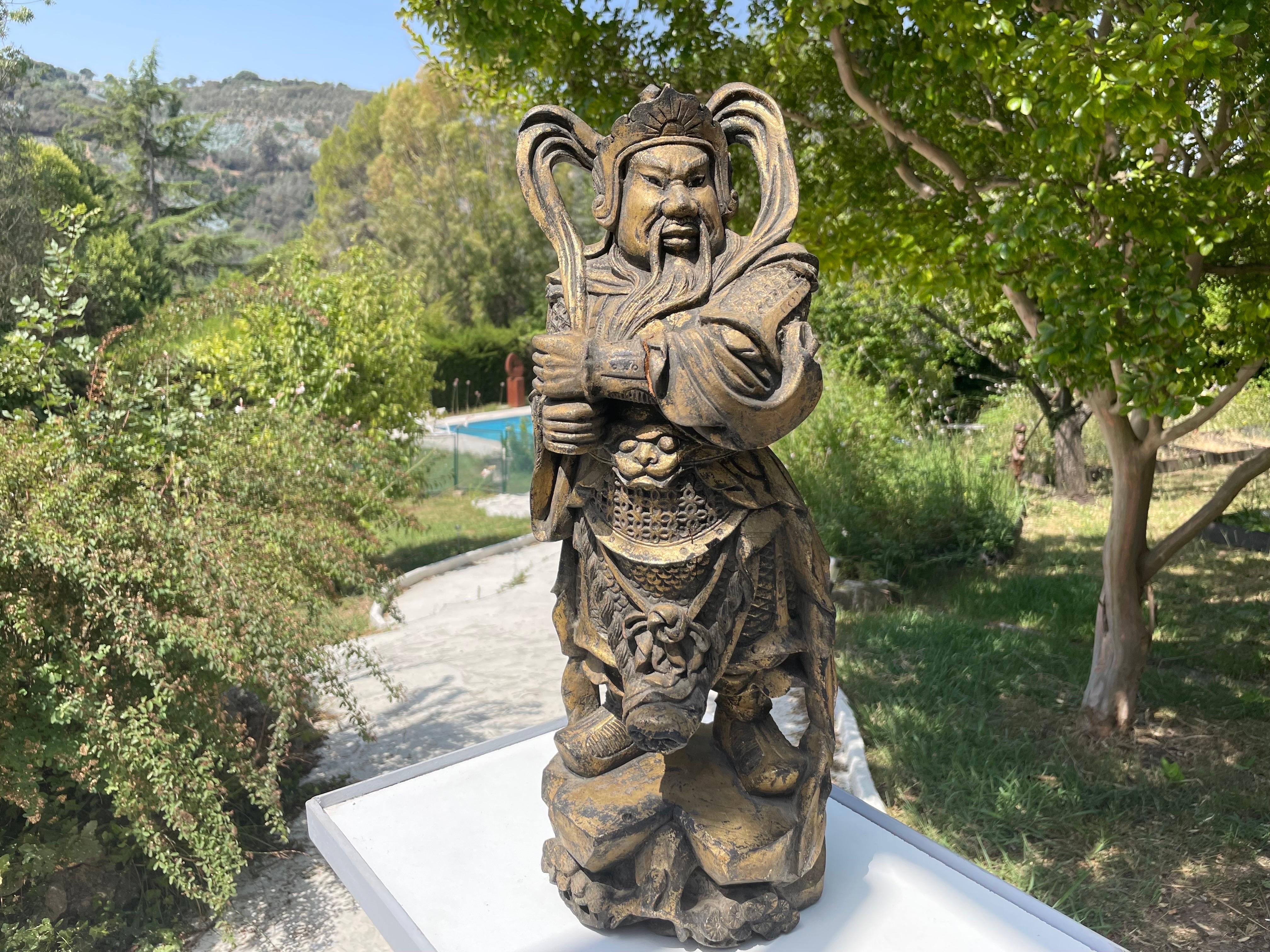 Abbiamo una scultura di Samourai in legno molto bella, con le braccia alzate. Risale all'inizio del XX secolo e la sua bella patina ne testimonia l'invecchiamento. . Il lavoro di scultura è molto preciso e molto flessibile, è un oggetto di qualità.